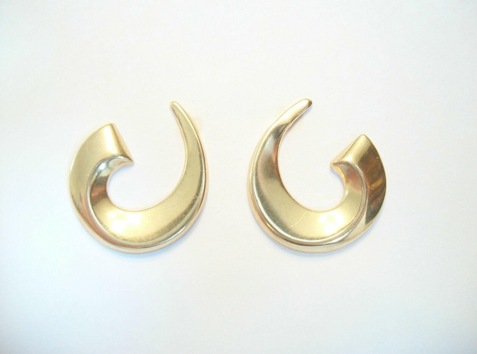 Vintage 14k Yellow Gold 'C' Scroll Earrings, Signed, U.S, Late 20th Century In Good Condition For Sale In Chatham, CA