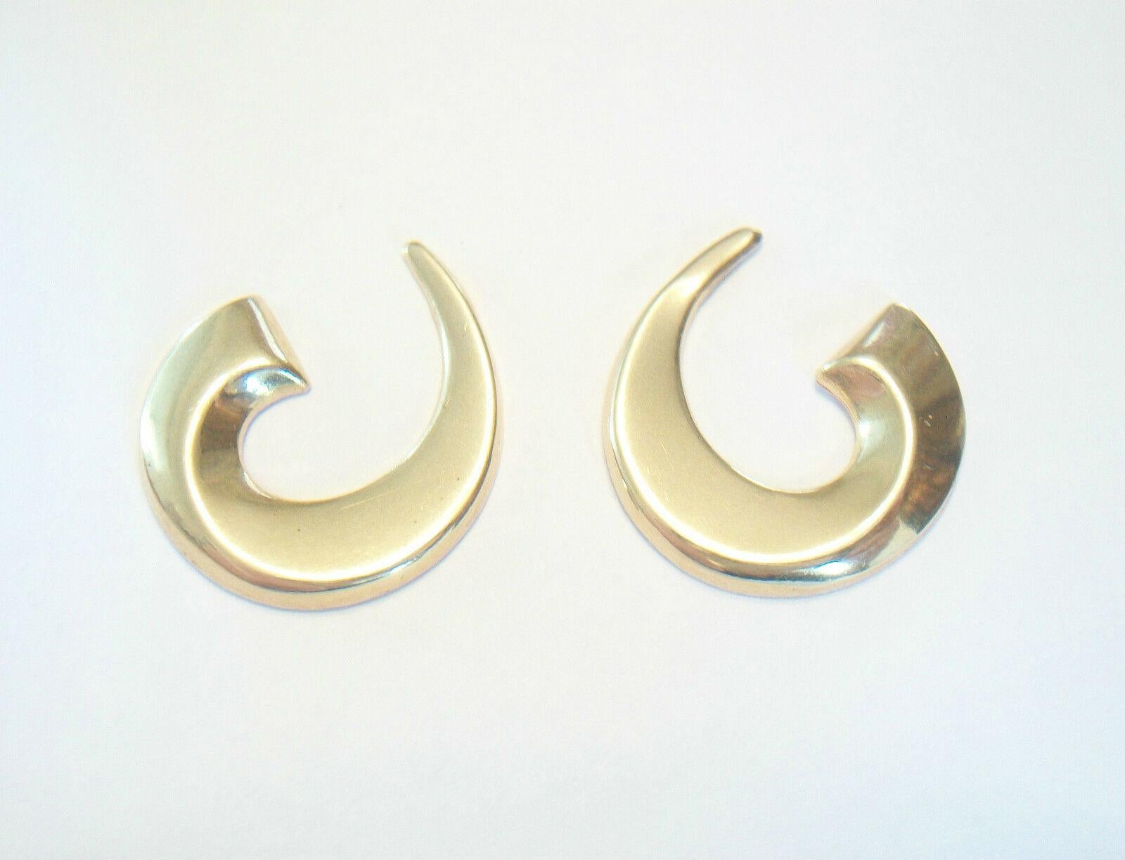 Women's Vintage 14k Yellow Gold 'C' Scroll Earrings, Signed, U.S, Late 20th Century For Sale