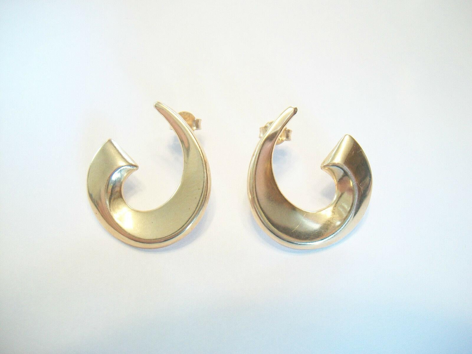 Vintage 14k Yellow Gold 'C' Scroll Earrings, Signed, U.S, Late 20th Century For Sale 1