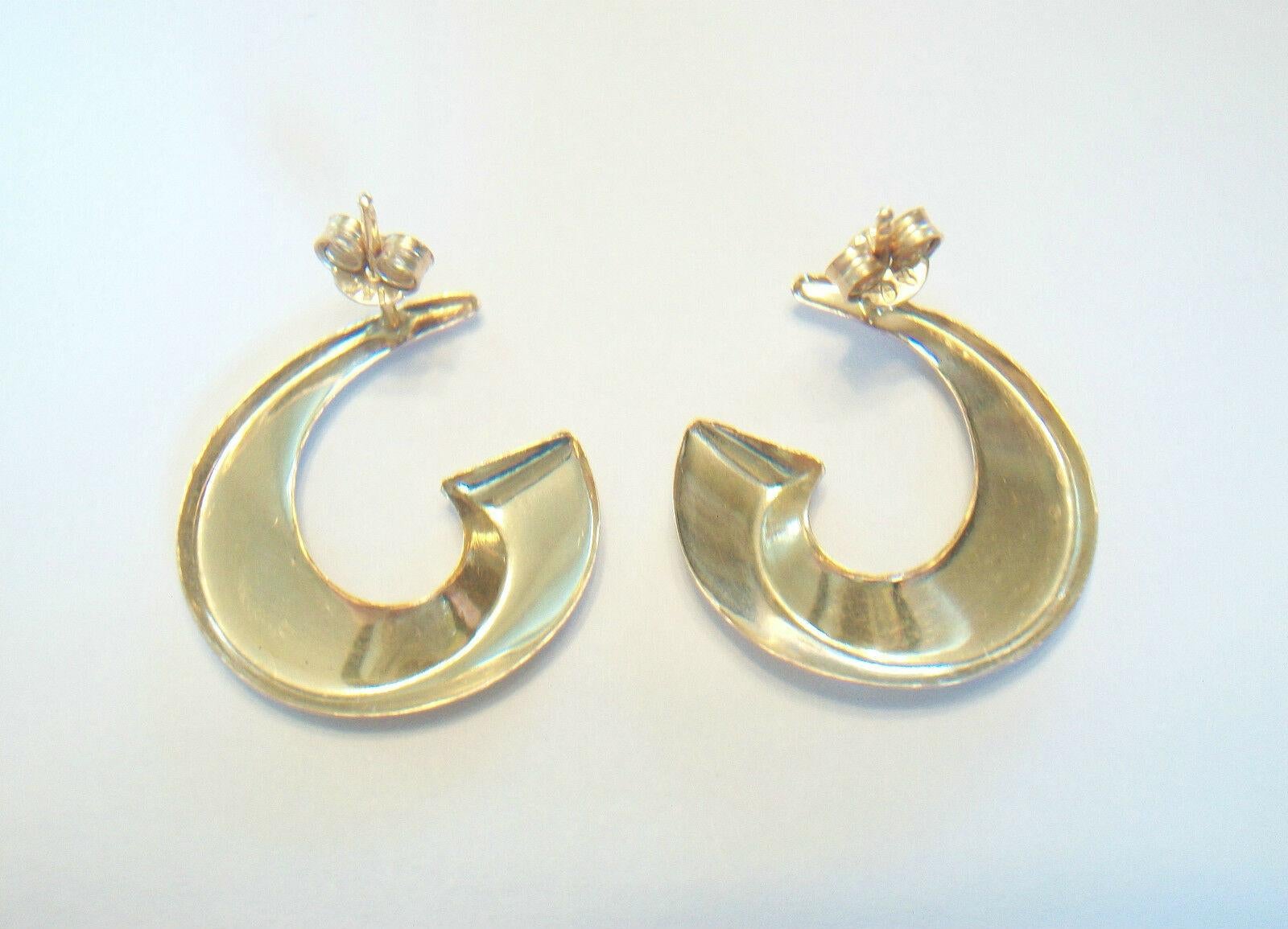 Vintage 14k Yellow Gold 'C' Scroll Earrings, Signed, U.S, Late 20th Century For Sale 2