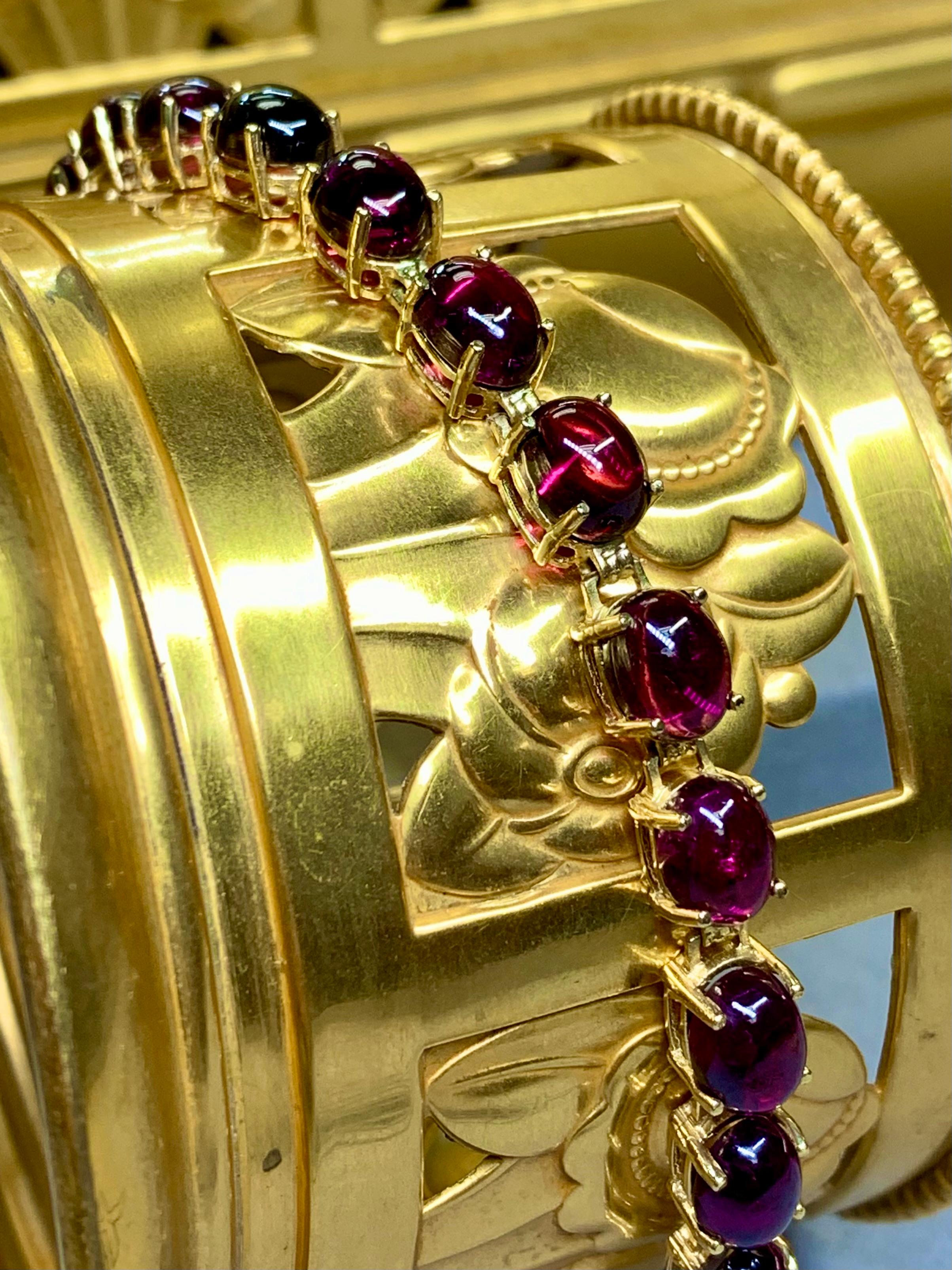 Das vielseitige und tragbare Distelarmband ist aus 14 Karat Gelbgold gefertigt und mit 42 natürlichen Granaten im Cabochon-Schliff mit einem Gewicht von etwa 42ctw besetzt. Ein beachtliches Gewicht, um es vorsichtig