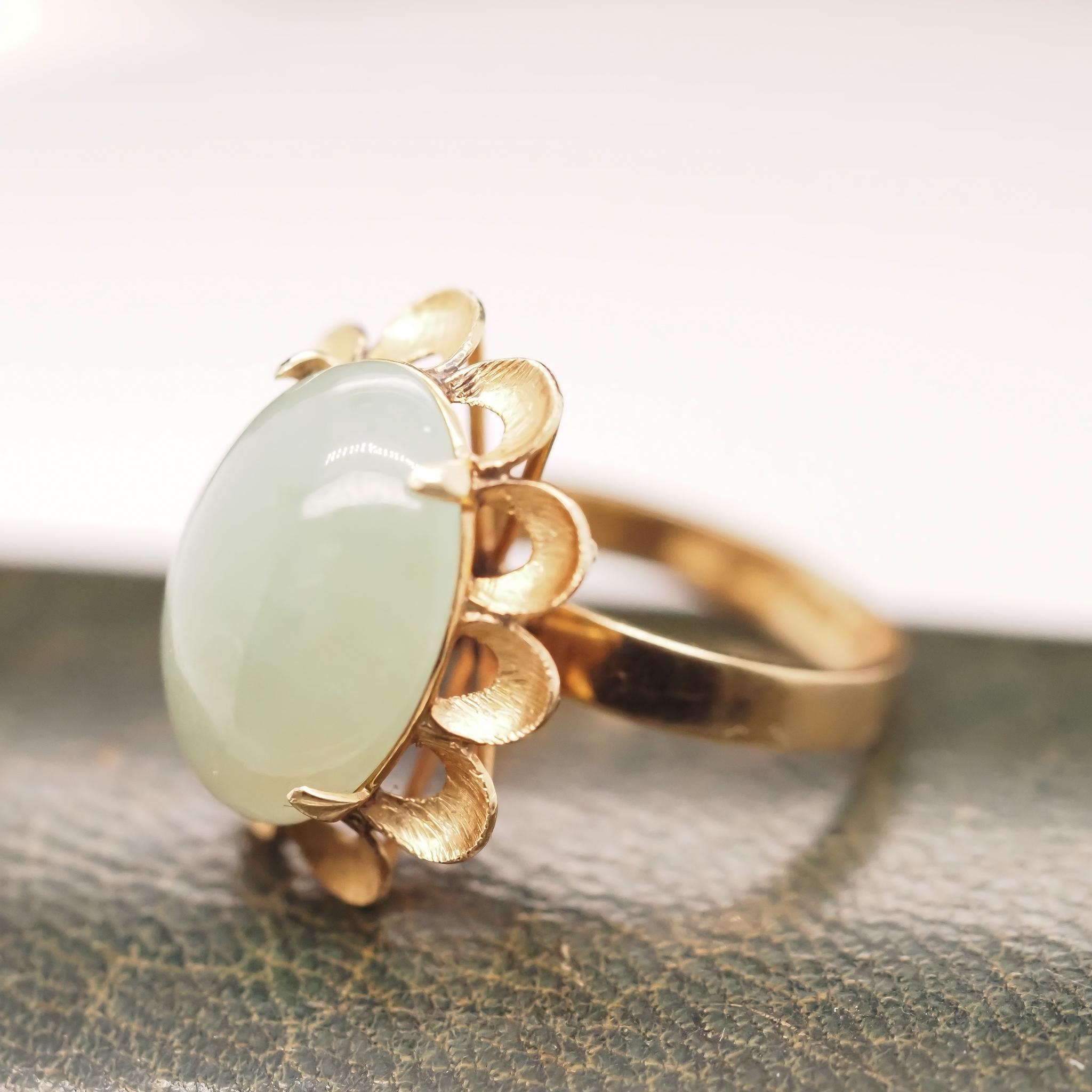 Vintage 14K Yellow Gold Cabochon Jade Cocktail Ring In Good Condition For Sale In Atlanta, GA