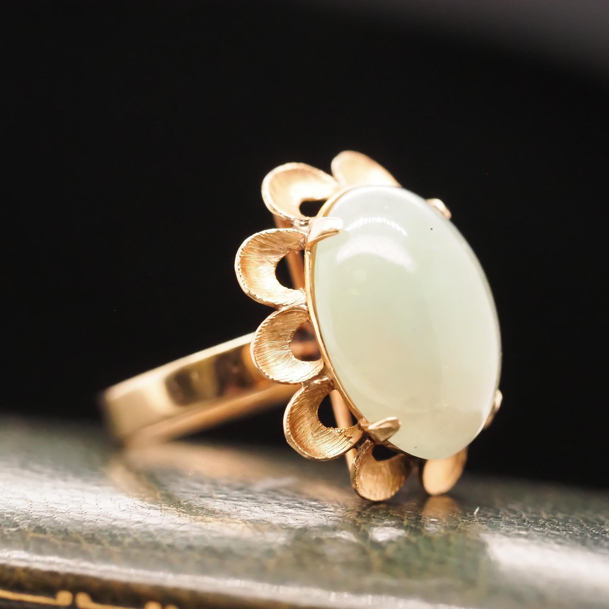 Women's Vintage 14K Yellow Gold Cabochon Jade Cocktail Ring For Sale