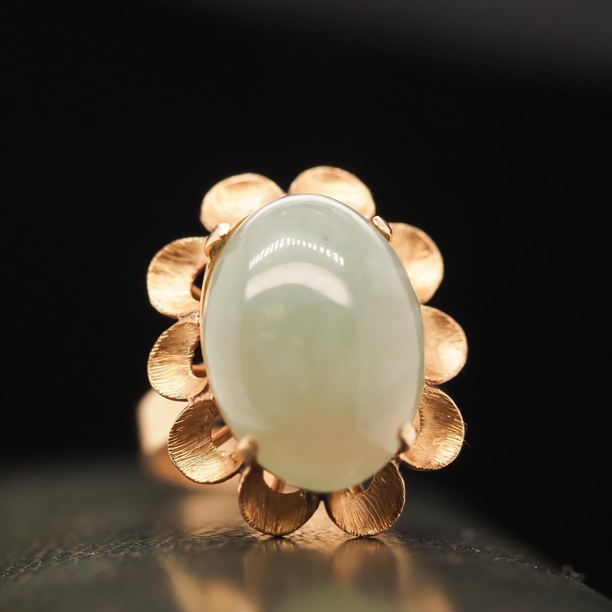 Vintage 14K Yellow Gold Cabochon Jade Cocktail Ring For Sale 3