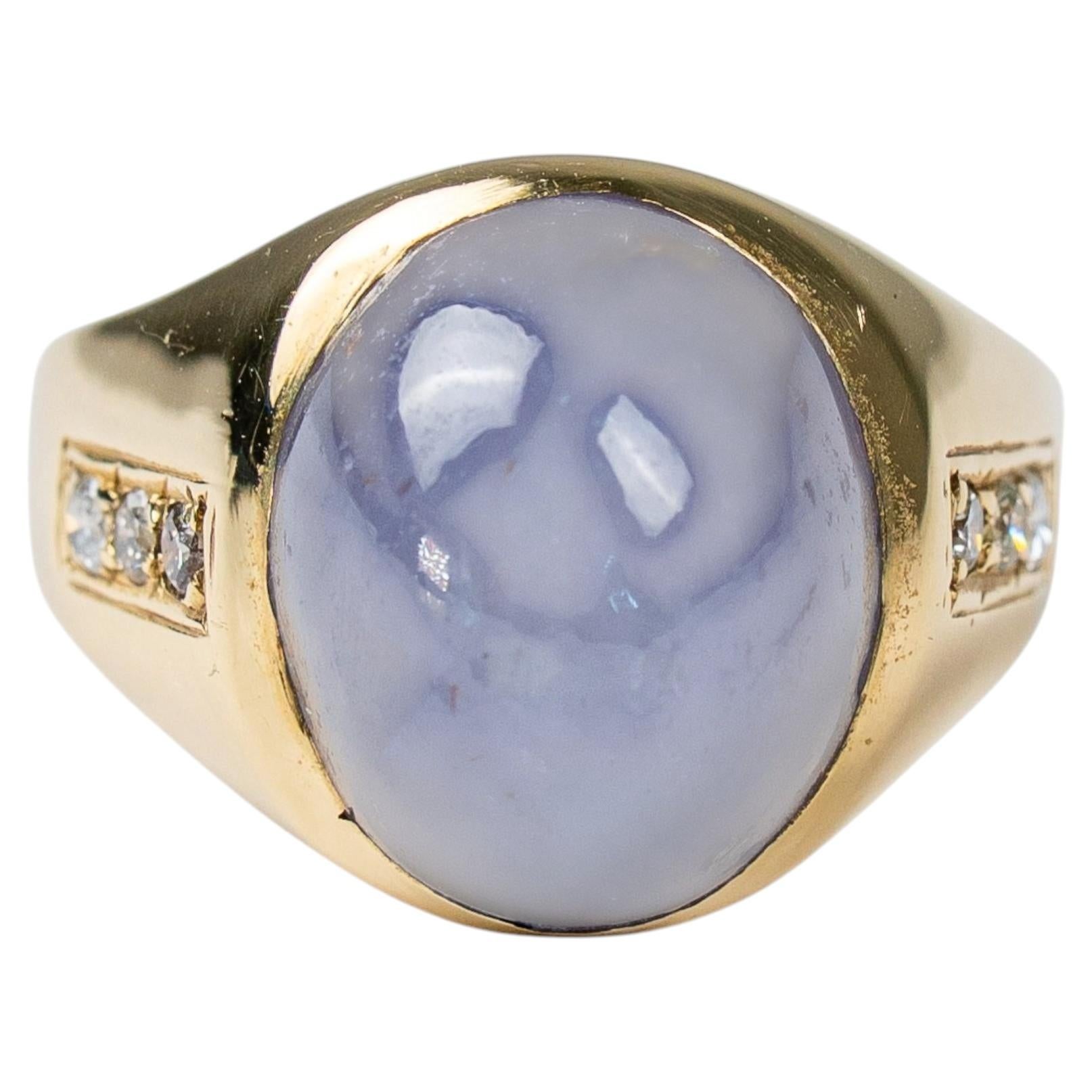 Vintage-Statement-Ring aus 14-karätigem Gelbgold mit Cabochon-Saphir in Lavendelfarbe und Diamanten