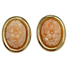 Ovale Clip-Ohrringe aus 14 Karat Gelbgold mit geschnitzten Blumen und Korallen