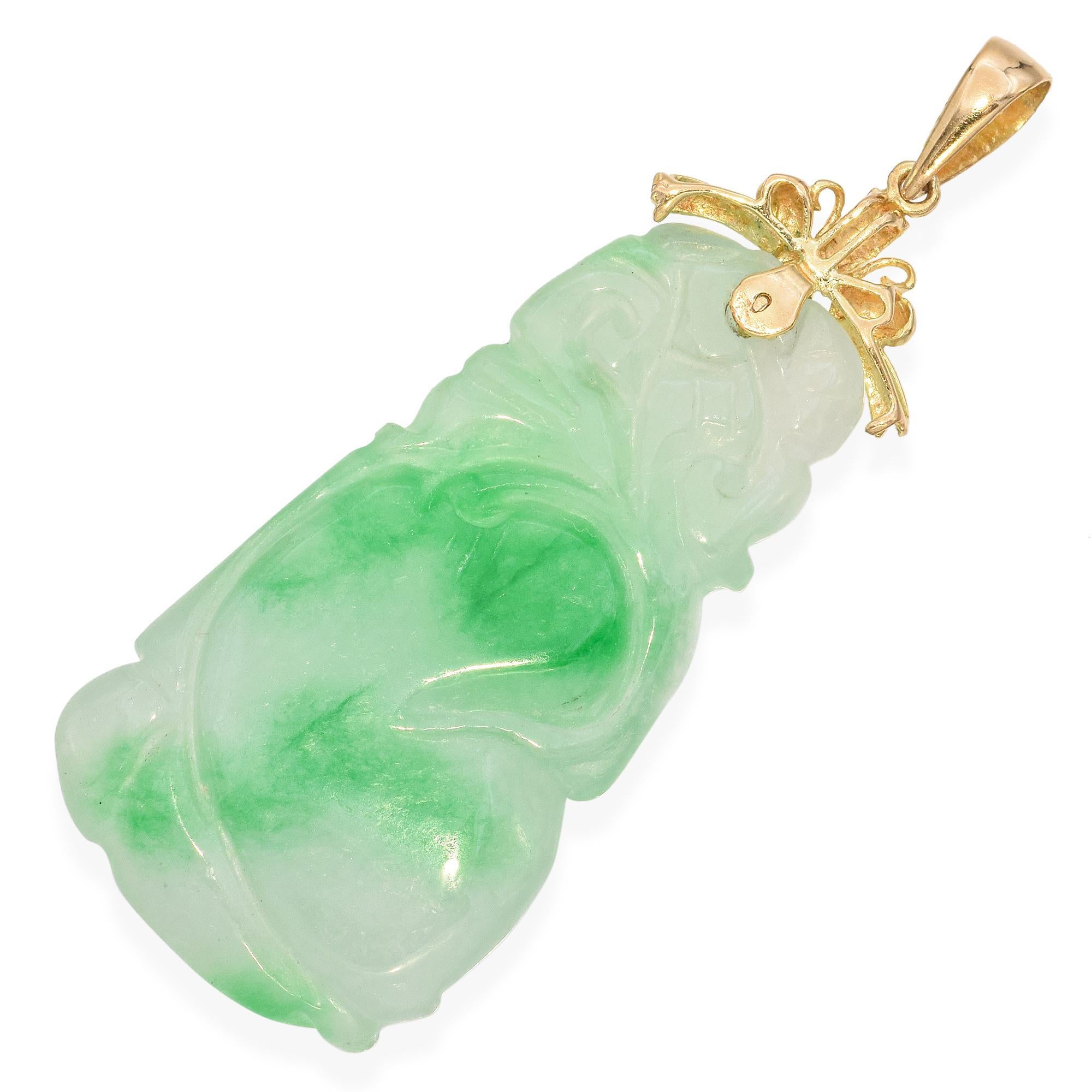 Vintage 14K Yellow Gold Carved Green Jade Floral Pendant In Good Condition For Sale In New York, NY