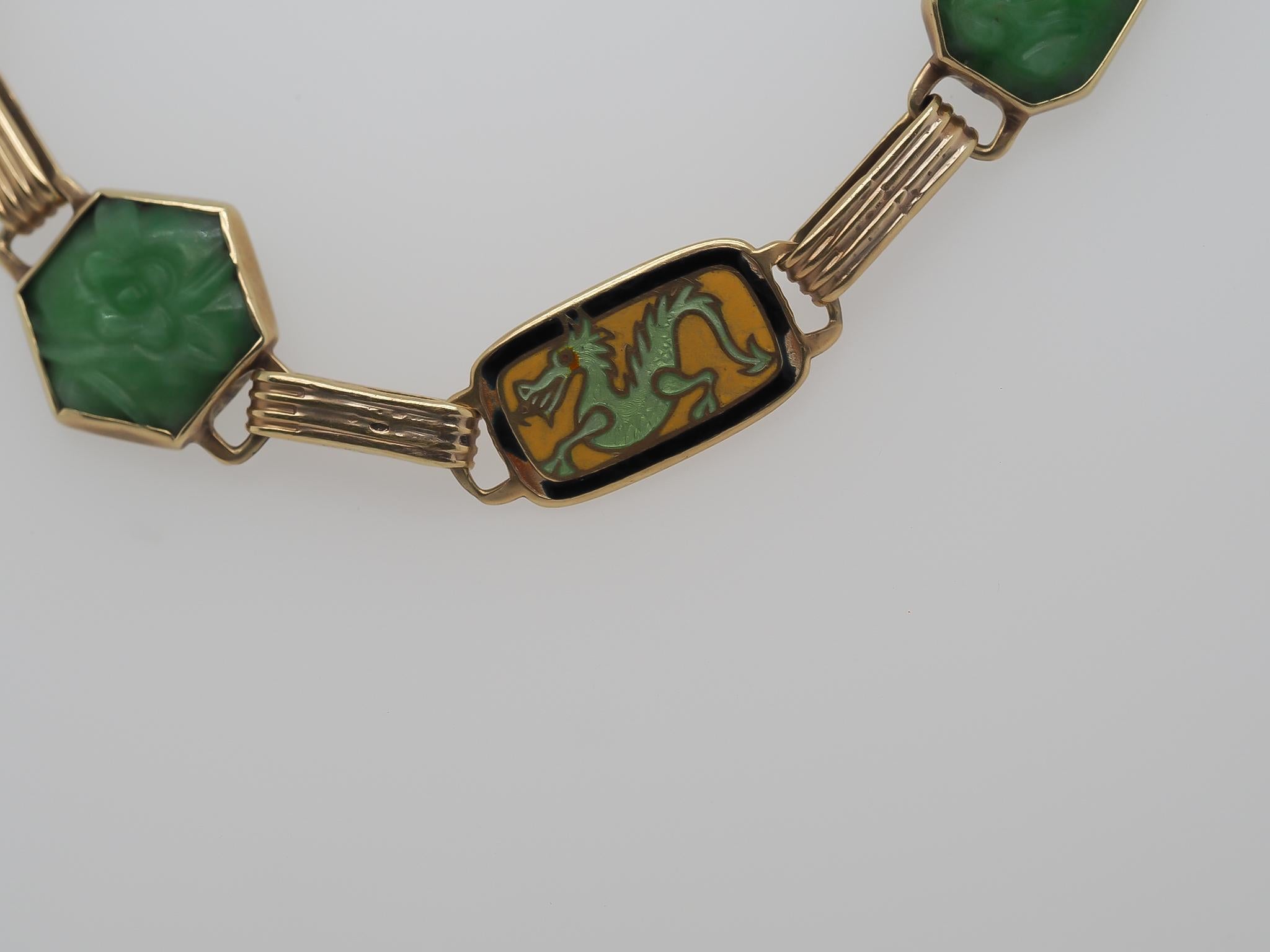 Année : 1940s
Détails de l'article :
Type de métal : Or jaune 14K [poinçonné et testé].
Poids : 11,6 grammes (total des éléments)
Détails de la pierre : Nature, Jade (sans traitement)
Mesure de la longueur du bracelet : Pouces de long
Mesure de la