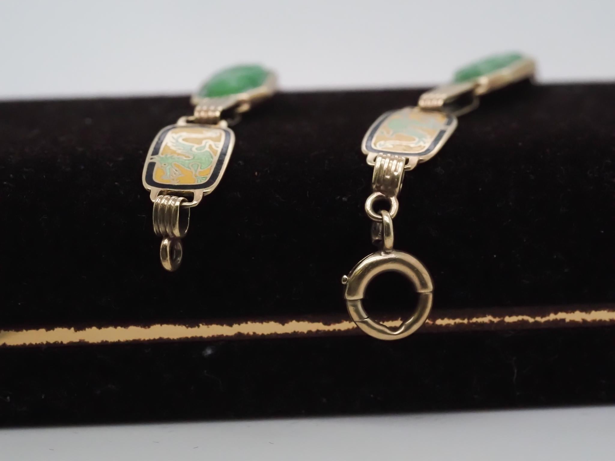 Bracelet dragon vintage en or jaune 14 carats sculpté, jade et émail Bon état - En vente à Hicksville, NY