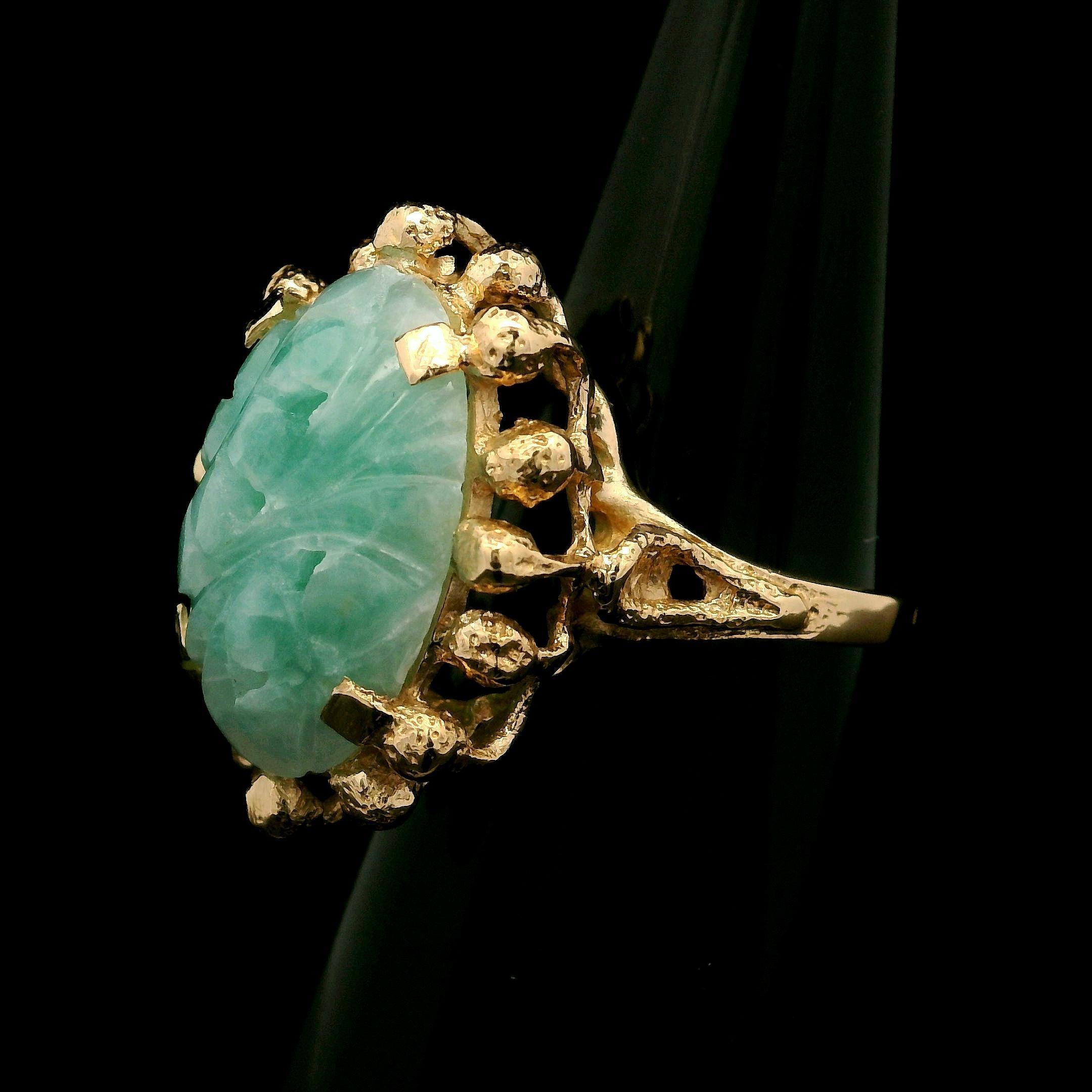 Bague cocktail vintage en or jaune 14 carats avec cabochon de jade sculpté et perlage ajouré en vente 5