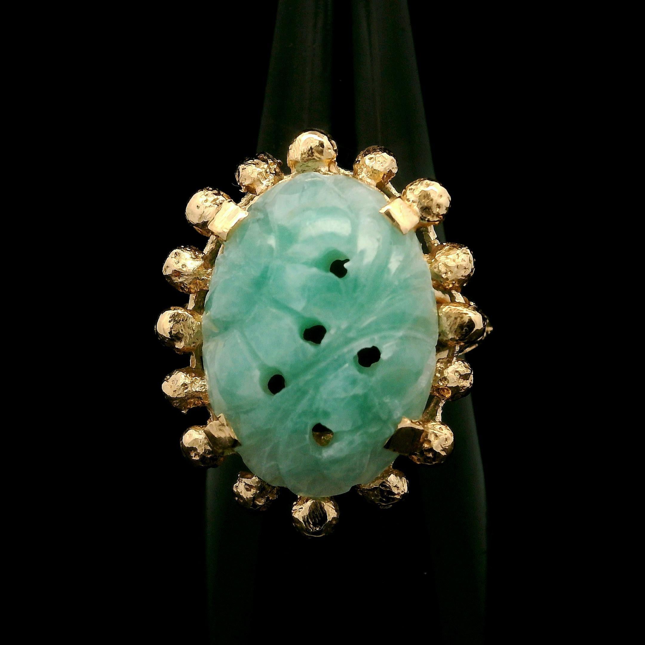 Bague cocktail vintage en or jaune 14 carats avec cabochon de jade sculpté et perlage ajouré en vente 6