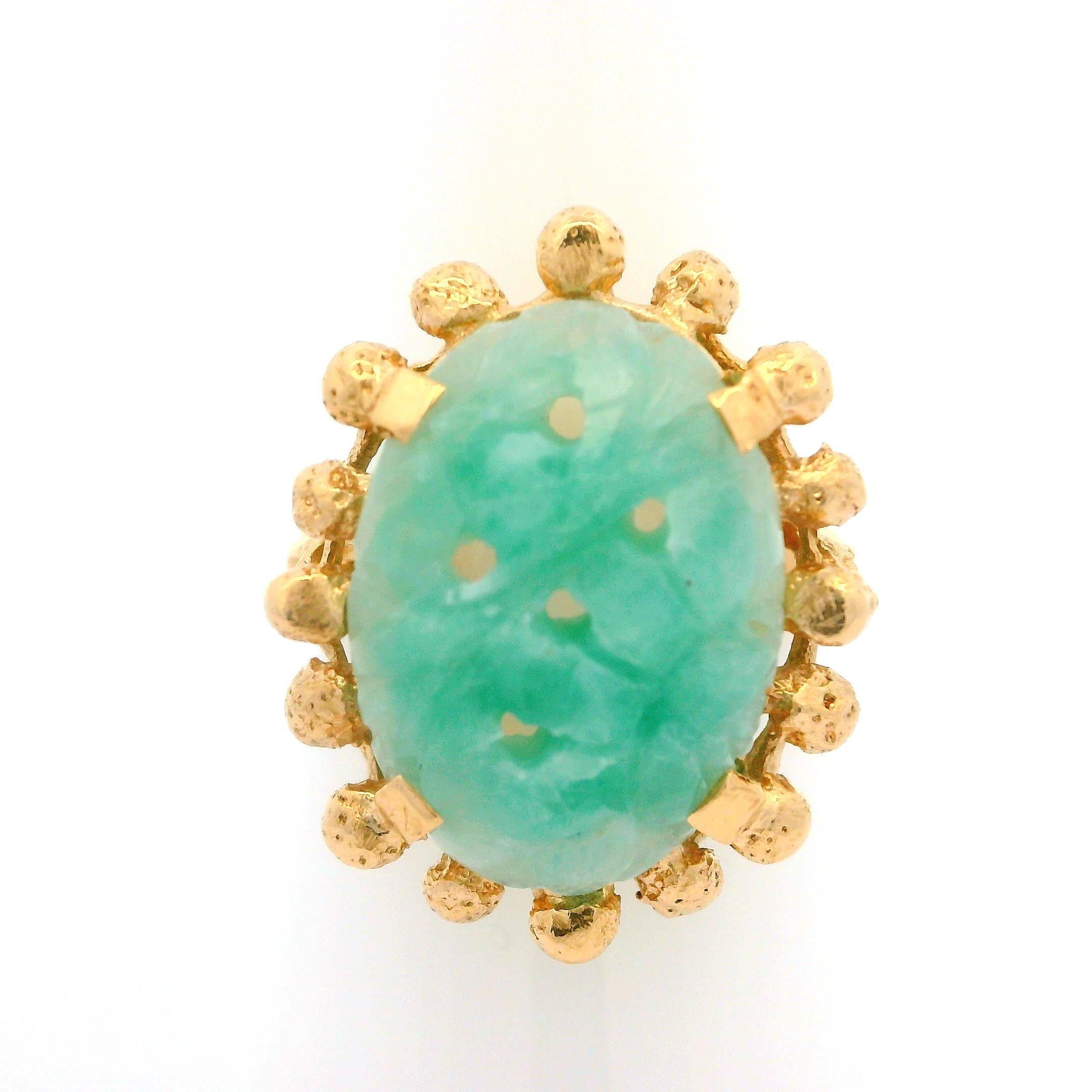Bague cocktail vintage en or jaune 14 carats avec cabochon de jade sculpté et perlage ajouré en vente 7
