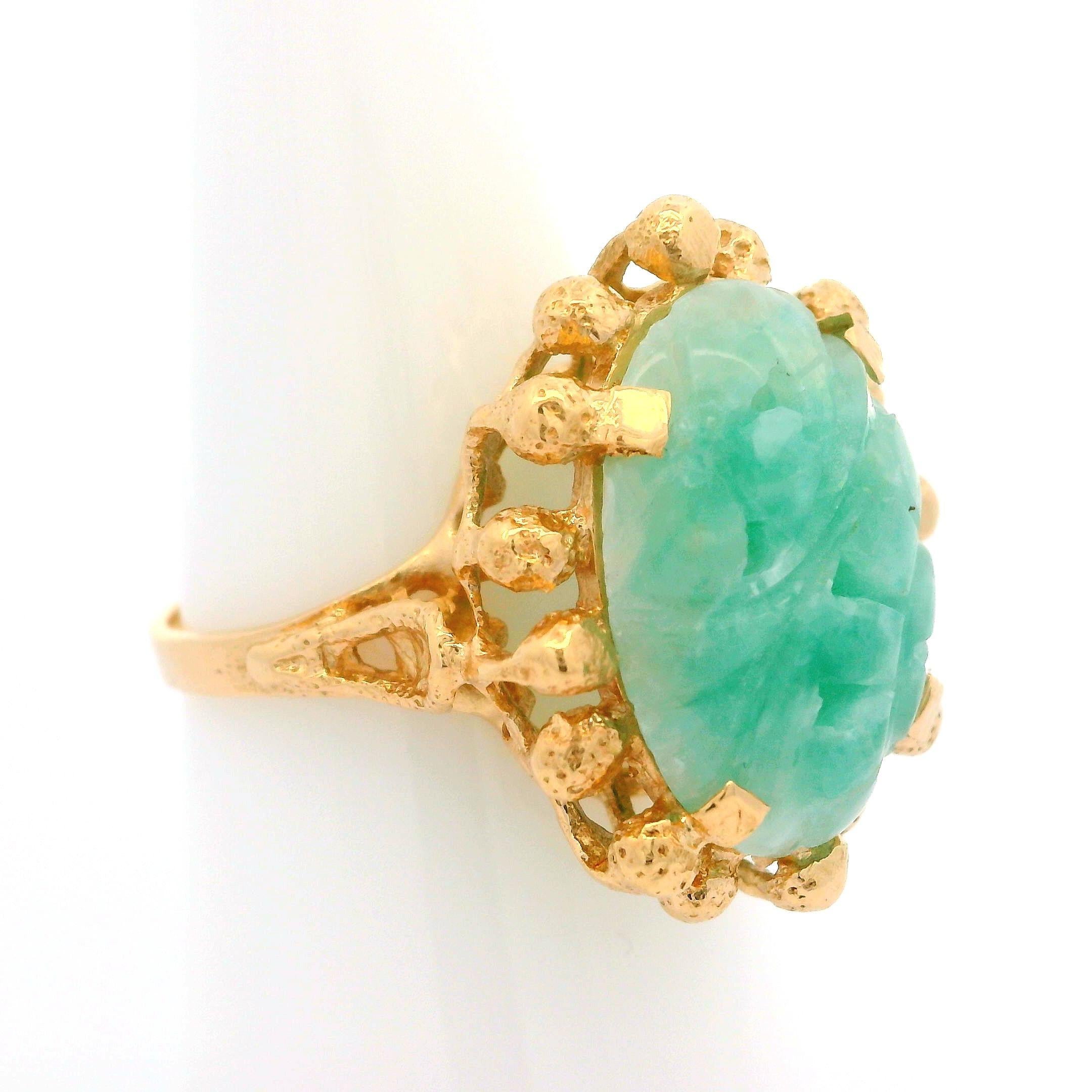 Bague cocktail vintage en or jaune 14 carats avec cabochon de jade sculpté et perlage ajouré en vente 8