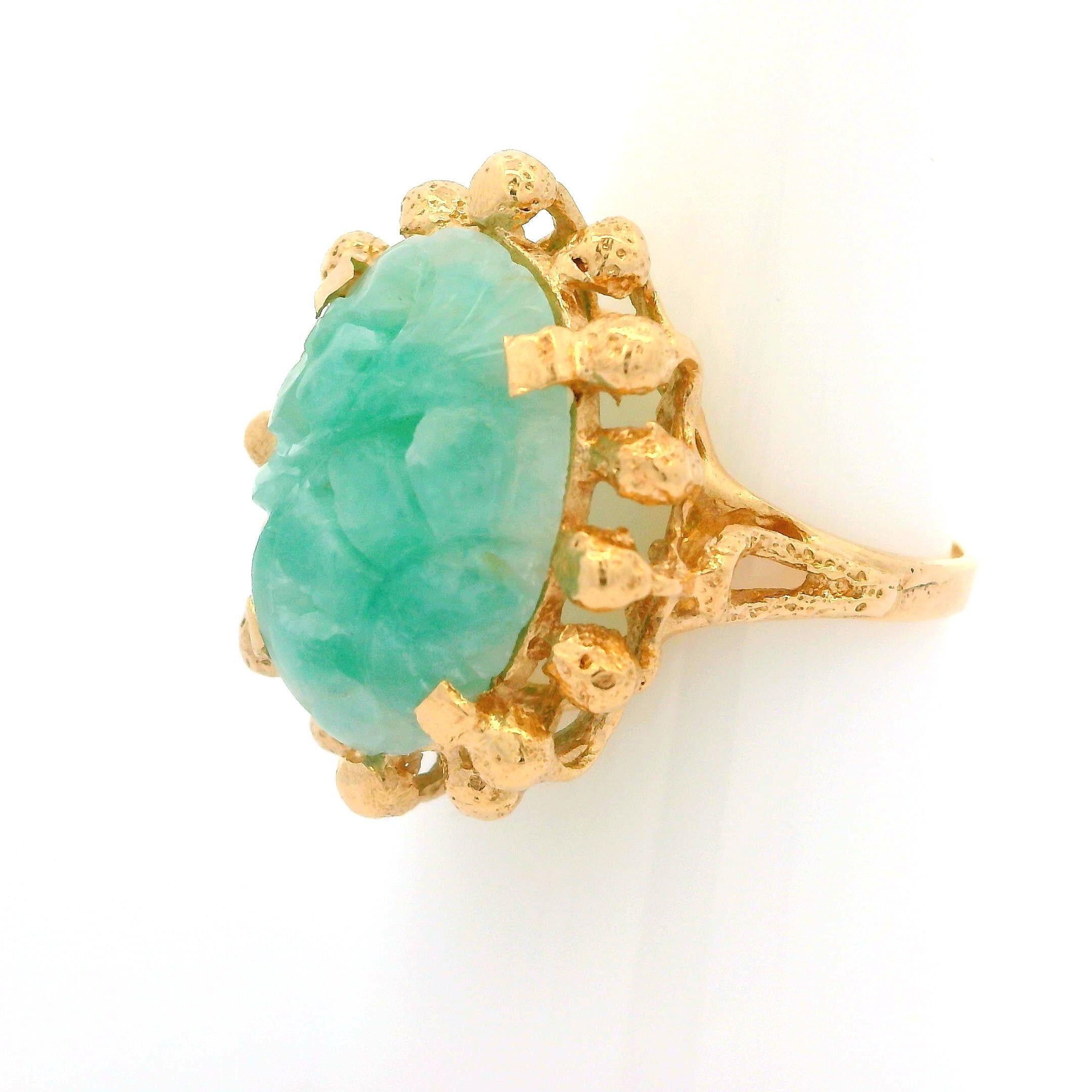 Bague cocktail vintage en or jaune 14 carats avec cabochon de jade sculpté et perlage ajouré en vente 9