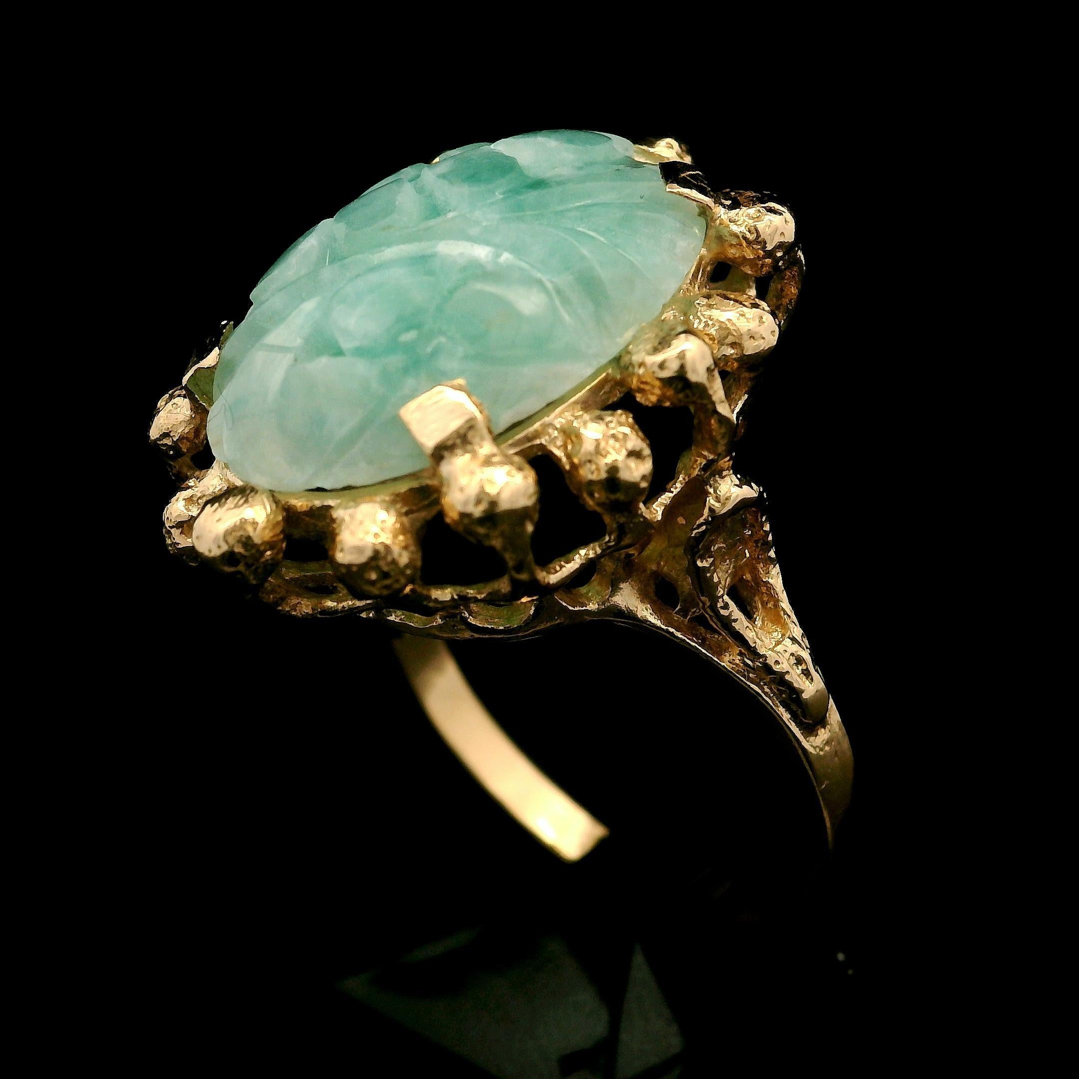 Taille cabochon Bague cocktail vintage en or jaune 14 carats avec cabochon de jade sculpté et perlage ajouré en vente