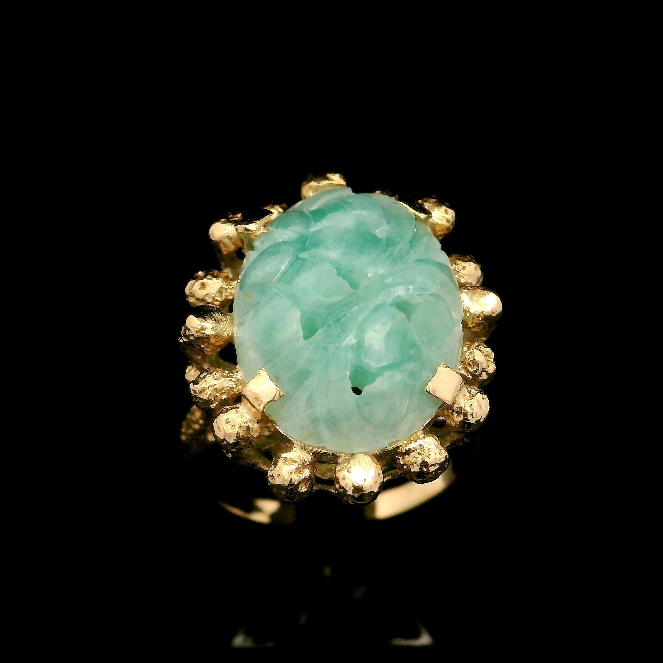 Bague cocktail vintage en or jaune 14 carats avec cabochon de jade sculpté et perlage ajouré Pour femmes en vente