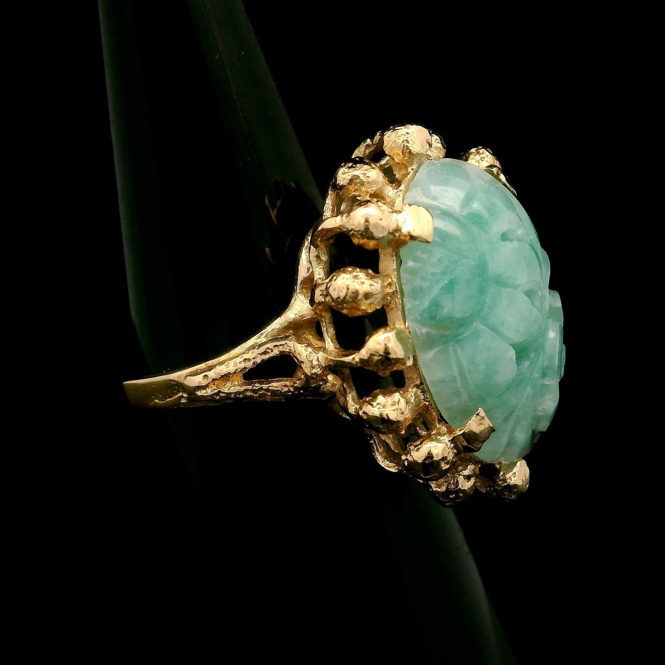 Bague cocktail vintage en or jaune 14 carats avec cabochon de jade sculpté et perlage ajouré en vente 1