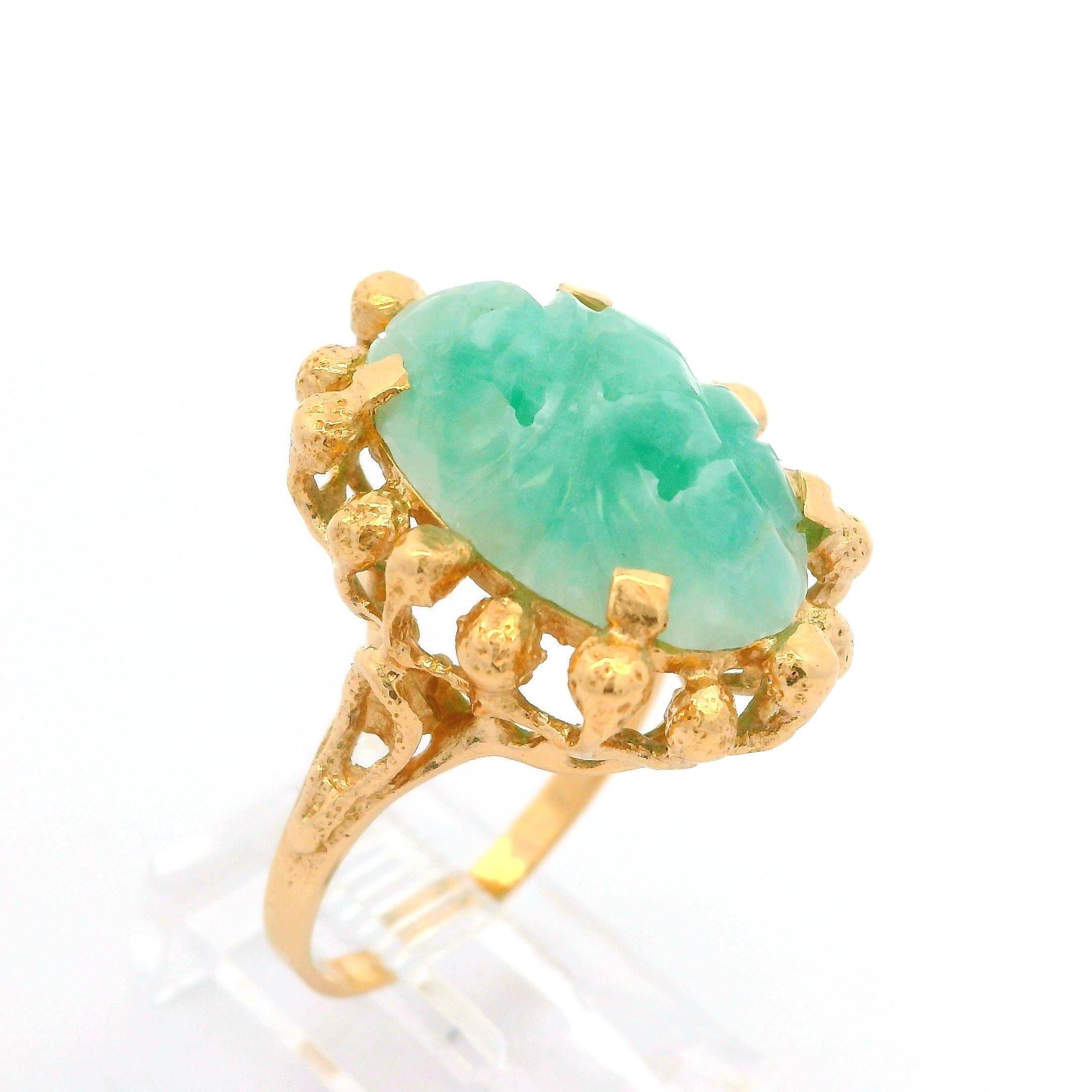 Bague cocktail vintage en or jaune 14 carats avec cabochon de jade sculpté et perlage ajouré en vente 2