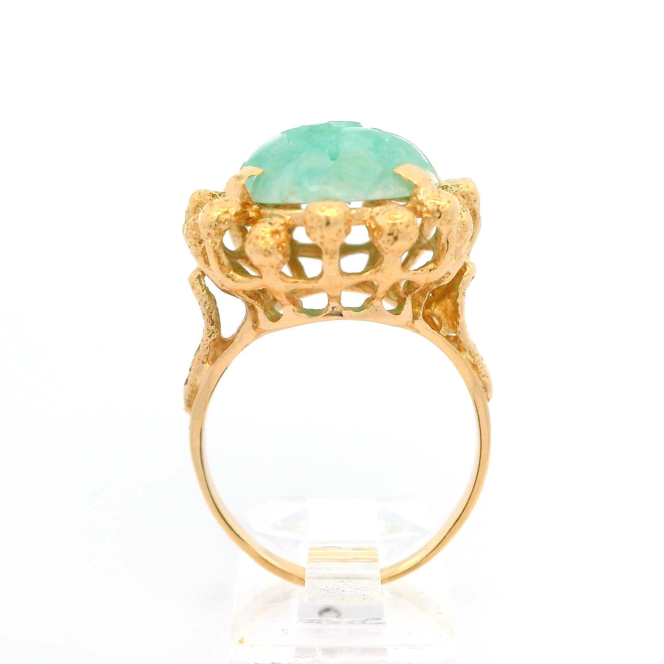 Bague cocktail vintage en or jaune 14 carats avec cabochon de jade sculpté et perlage ajouré en vente 4
