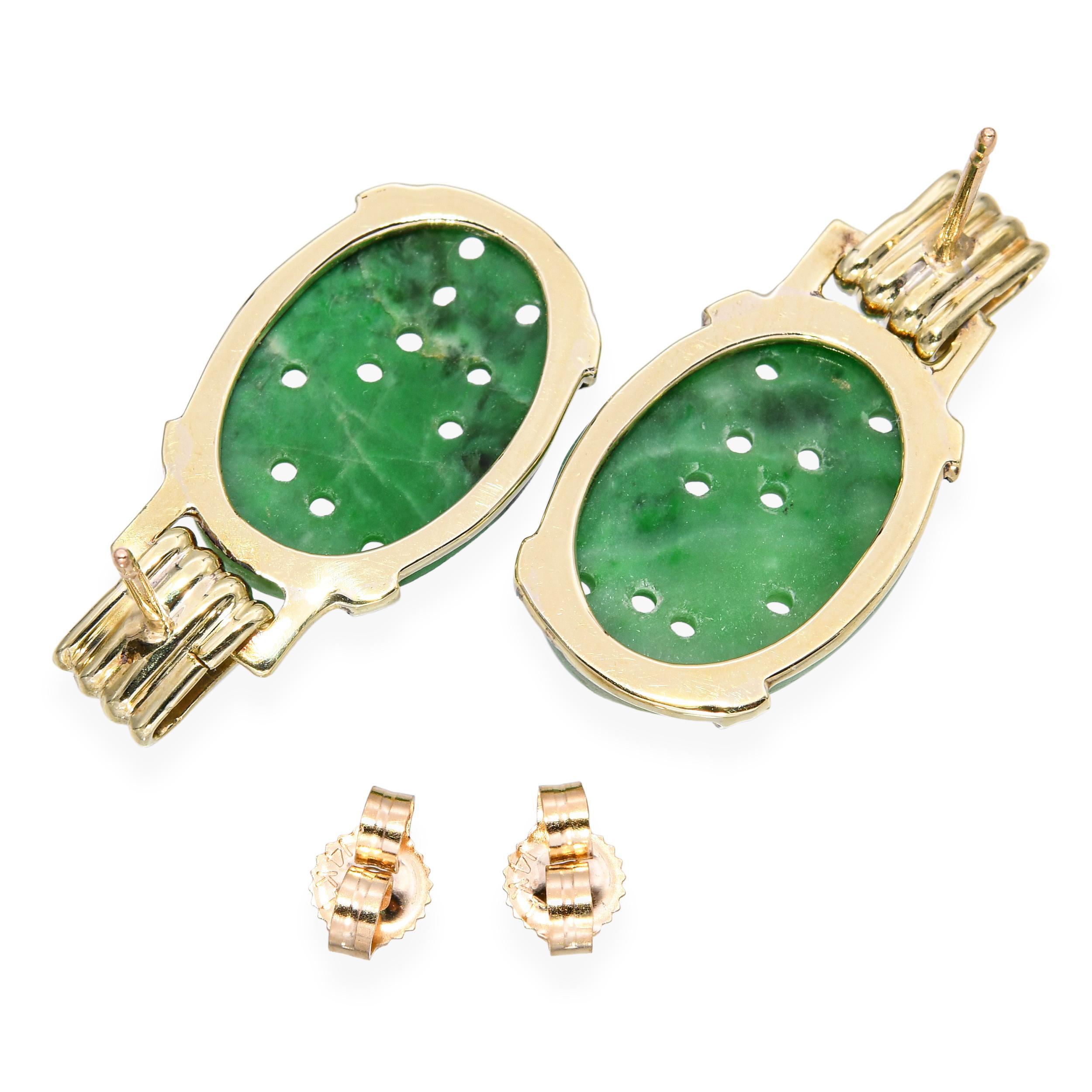 Vintage 14k Yellow Gold Carved Jade Earrings In Good Condition For Sale In New York, NY