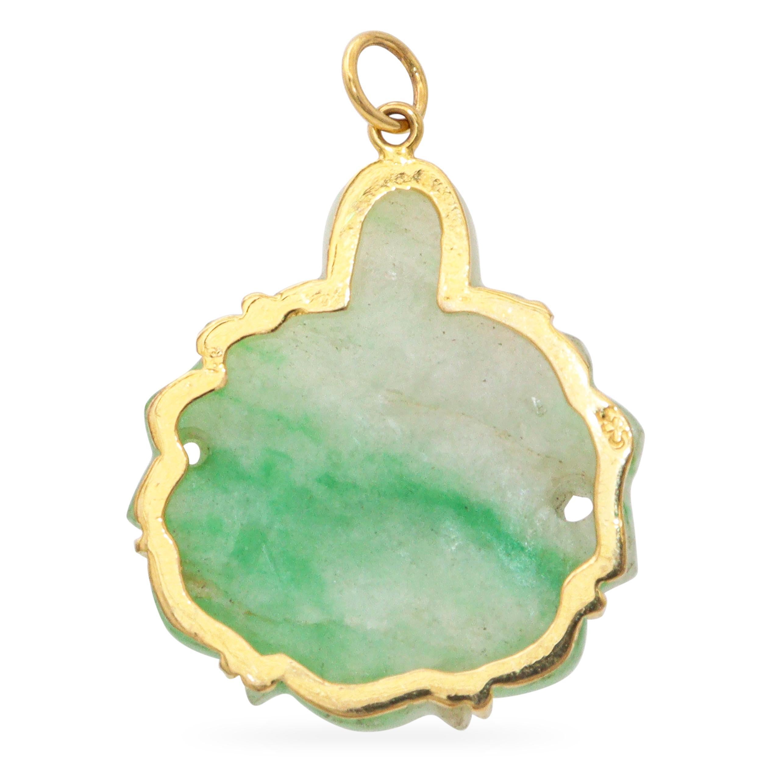 Vintage 14k Yellow Gold Carved Jade Pendant, mettant en vedette une pièce centrale de jade finement sculptée, sertie dans un cadre chaleureux en or jaune 14k. Le jade présente une riche teinte naturelle et des détails complexes qui témoignent d'un