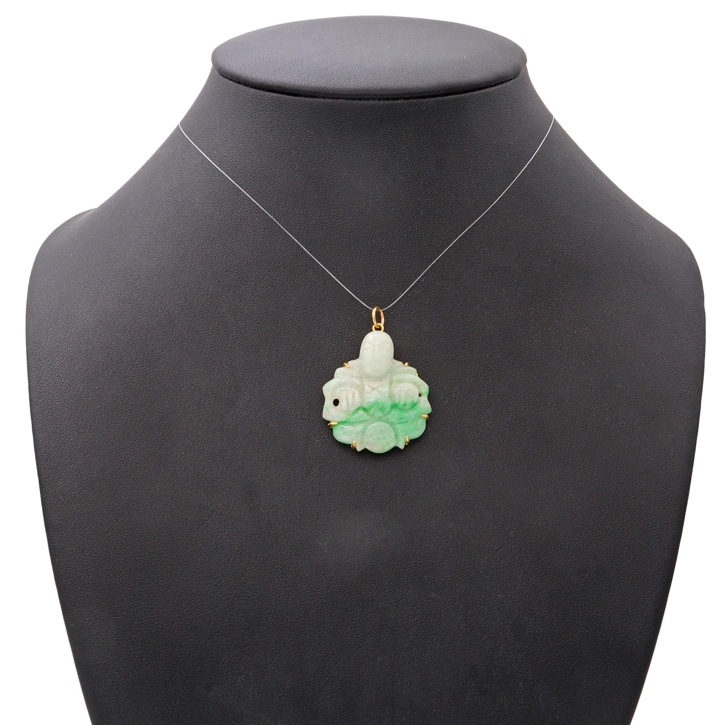 Taille grossière Pendentif vintage en or jaune 14k en jade sculpté en vente