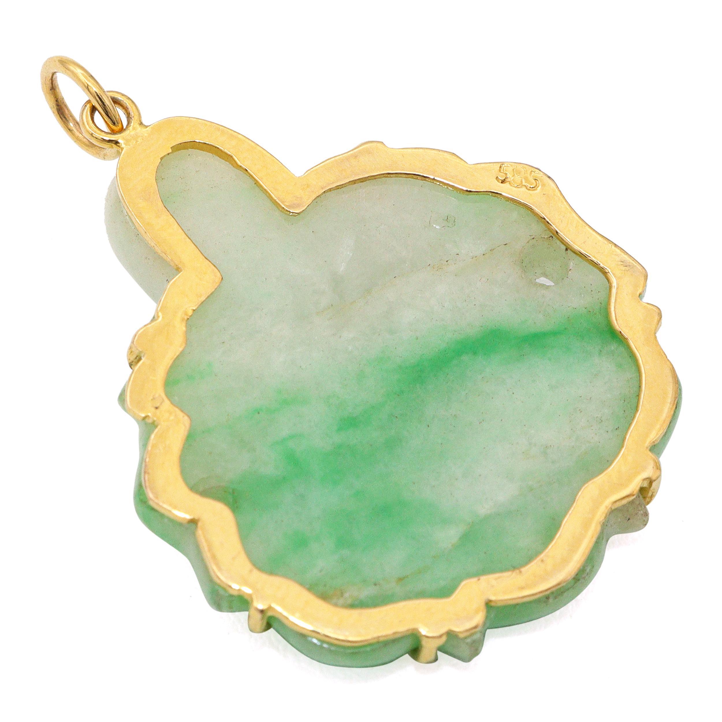 Pendentif vintage en or jaune 14k en jade sculpté Pour femmes en vente