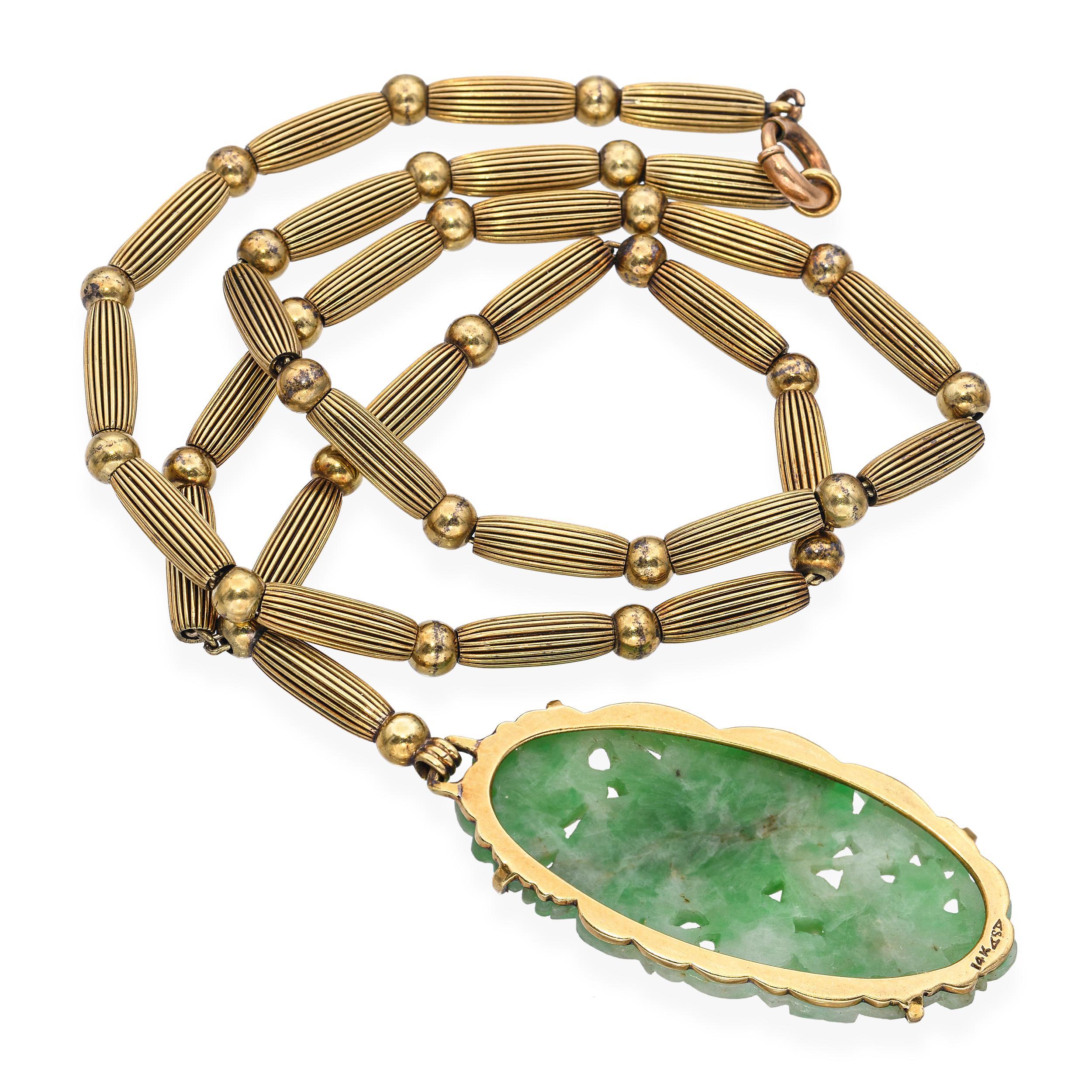 Collana vintage con ciondolo in oro giallo 14k con un centro di giada intricatamente intagliato, che mostra una lavorazione tradizionale e tonalità verdi naturali. La finezza della giada e l'intaglio dettagliato sono completati dal tono caldo