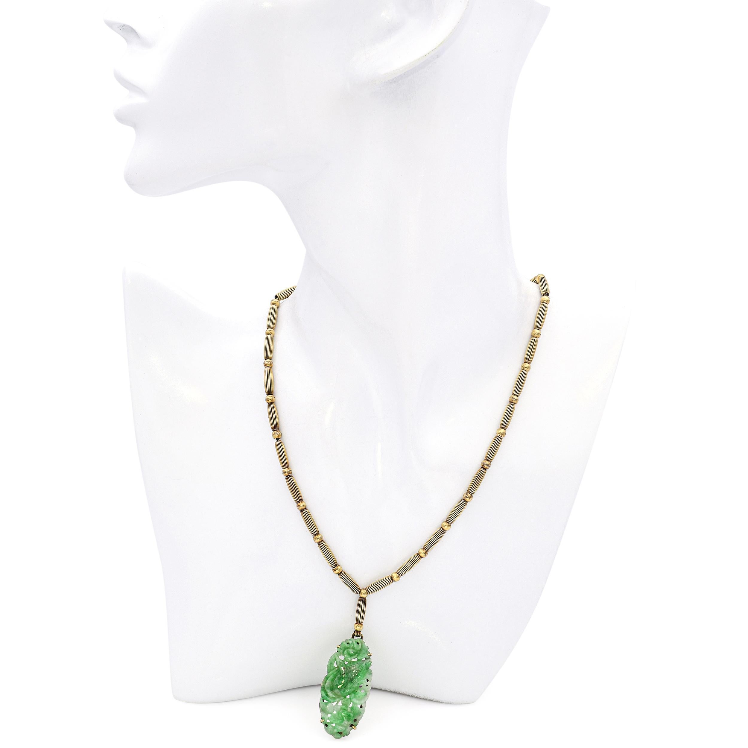Taglio ovale Collana con ciondolo di giada intagliata in oro giallo 14k vintage in vendita