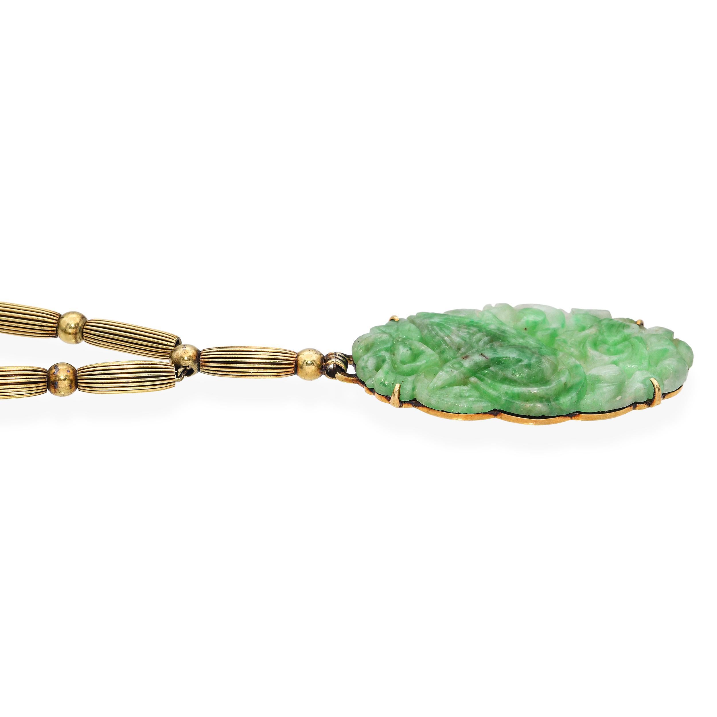 Collana con ciondolo di giada intagliata in oro giallo 14k vintage In condizioni buone in vendita a New York, NY