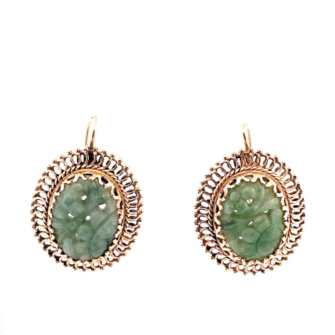 Add a touch of vintage elegance to your jewelry collection with these stunning 14k yellow gold carved jadite earrings. Weighing 8.99 grams, these earrings are crafted with intricate detailing and showcase the beauty of the jadite stone.

The carved