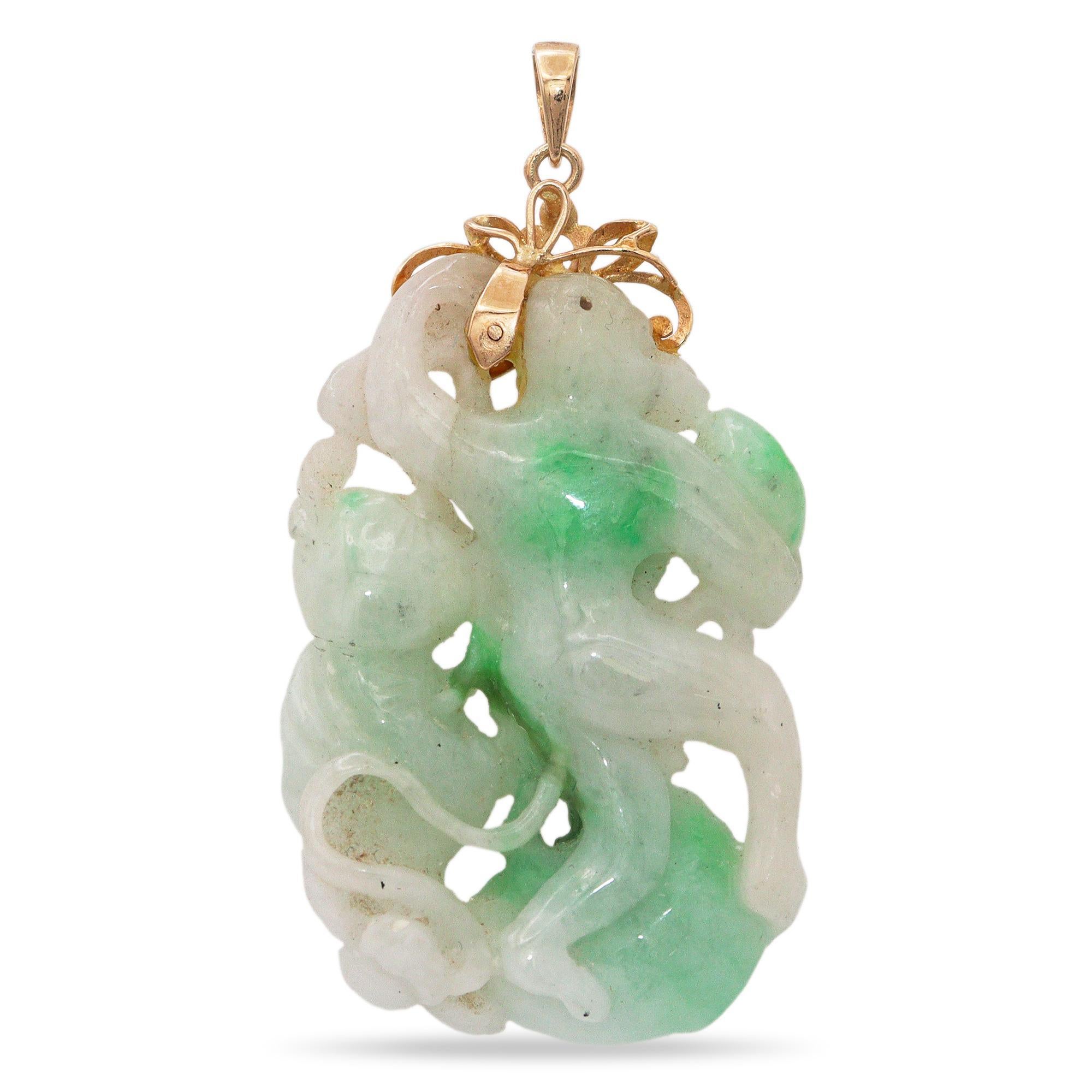 Ciondolo in giadeite intagliata in oro giallo 14k vintage con scimmia e frutta, un pezzo intricato che presenta un'incisione dettagliata in giadeite di una scimmia giocosa con un motivo di frutta. La vibrante giadeite verde è abilmente scolpita per