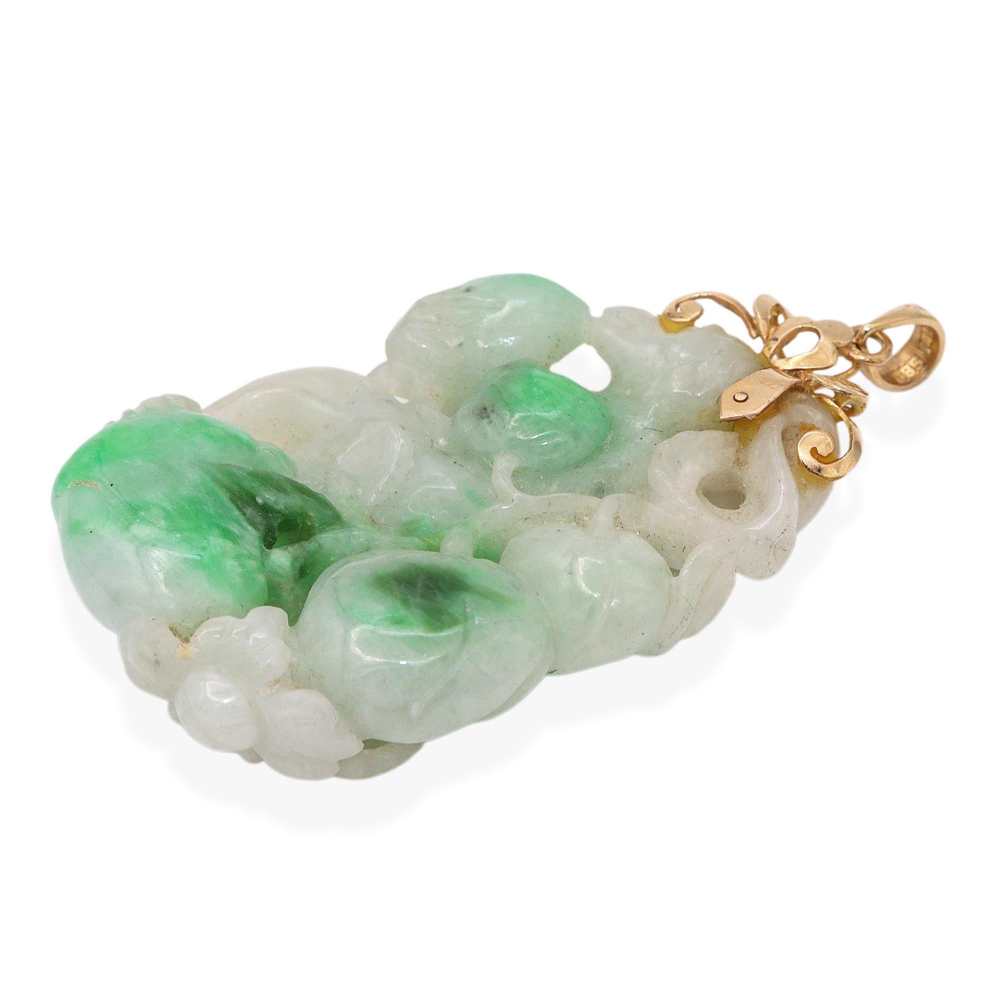 Donna Ciondolo con scimmia e frutta in giadeite intagliata in oro giallo 14k vintage in vendita