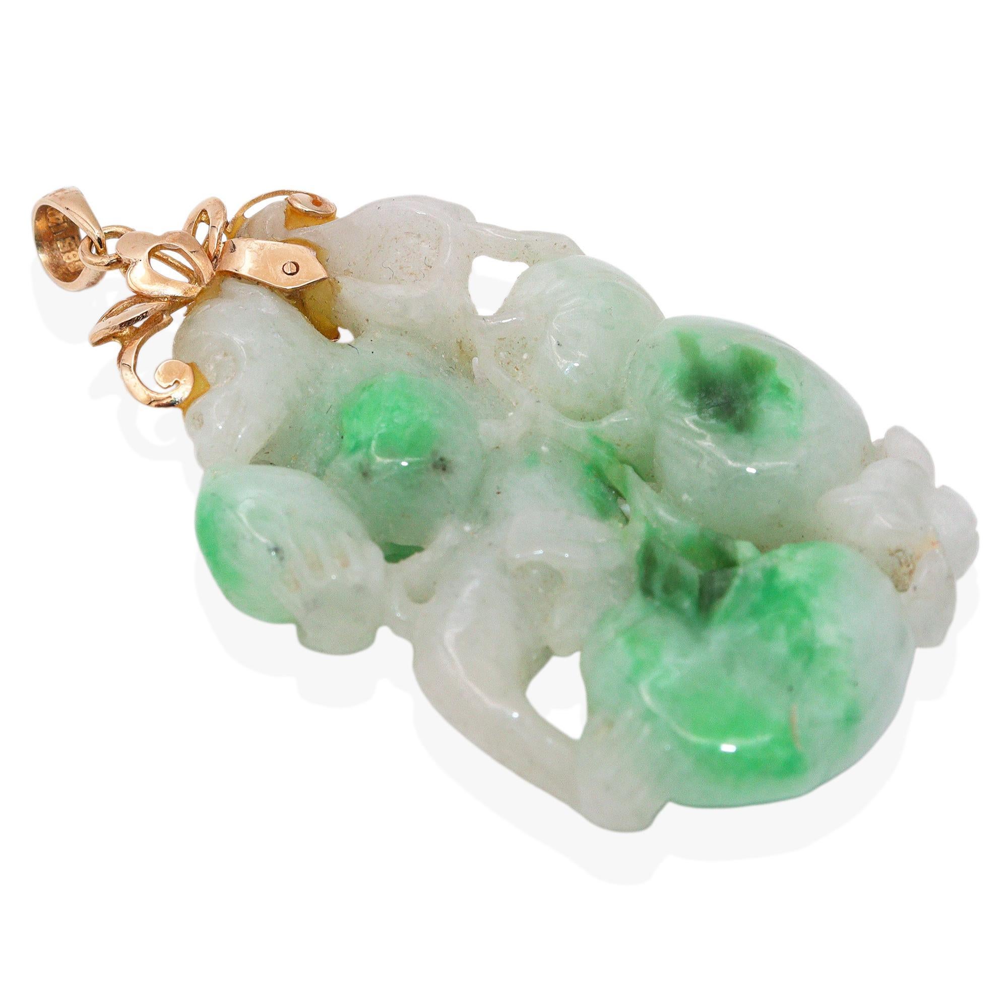 Ciondolo con scimmia e frutta in giadeite intagliata in oro giallo 14k vintage in vendita 1
