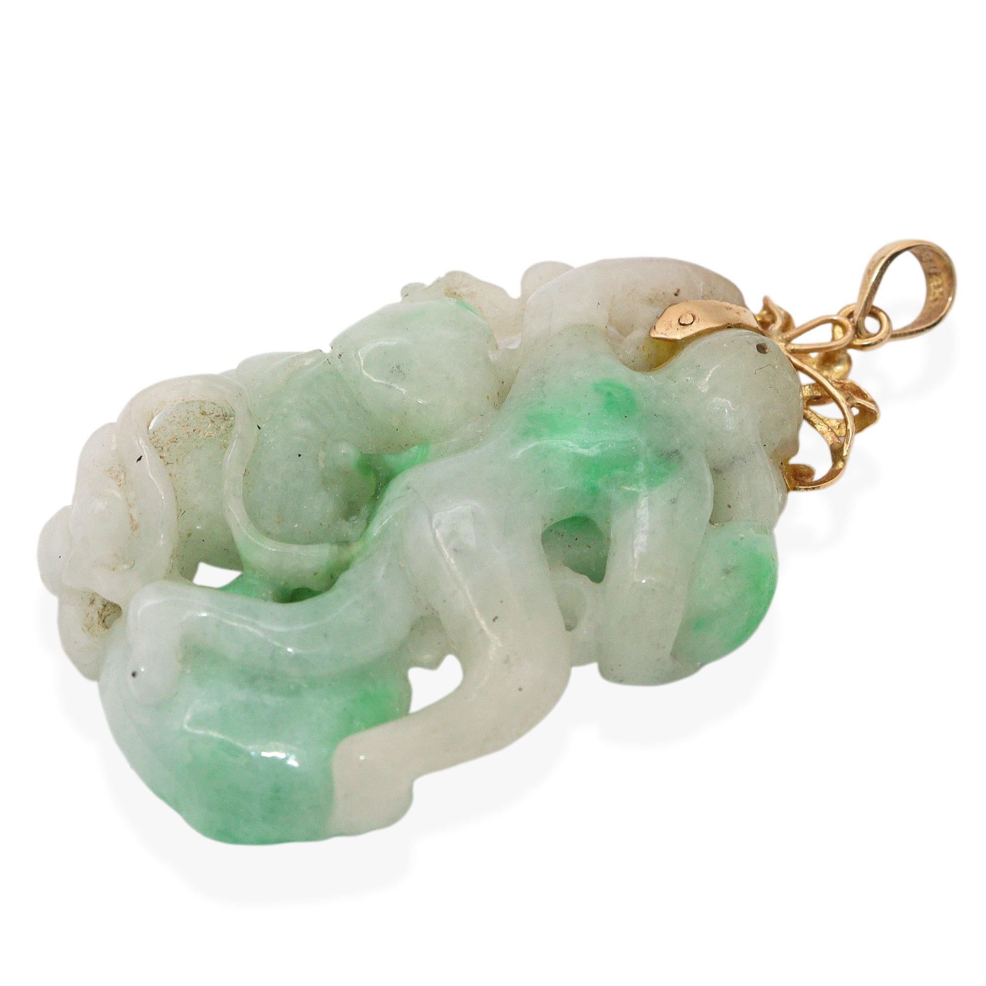 Ciondolo con scimmia e frutta in giadeite intagliata in oro giallo 14k vintage in vendita 2