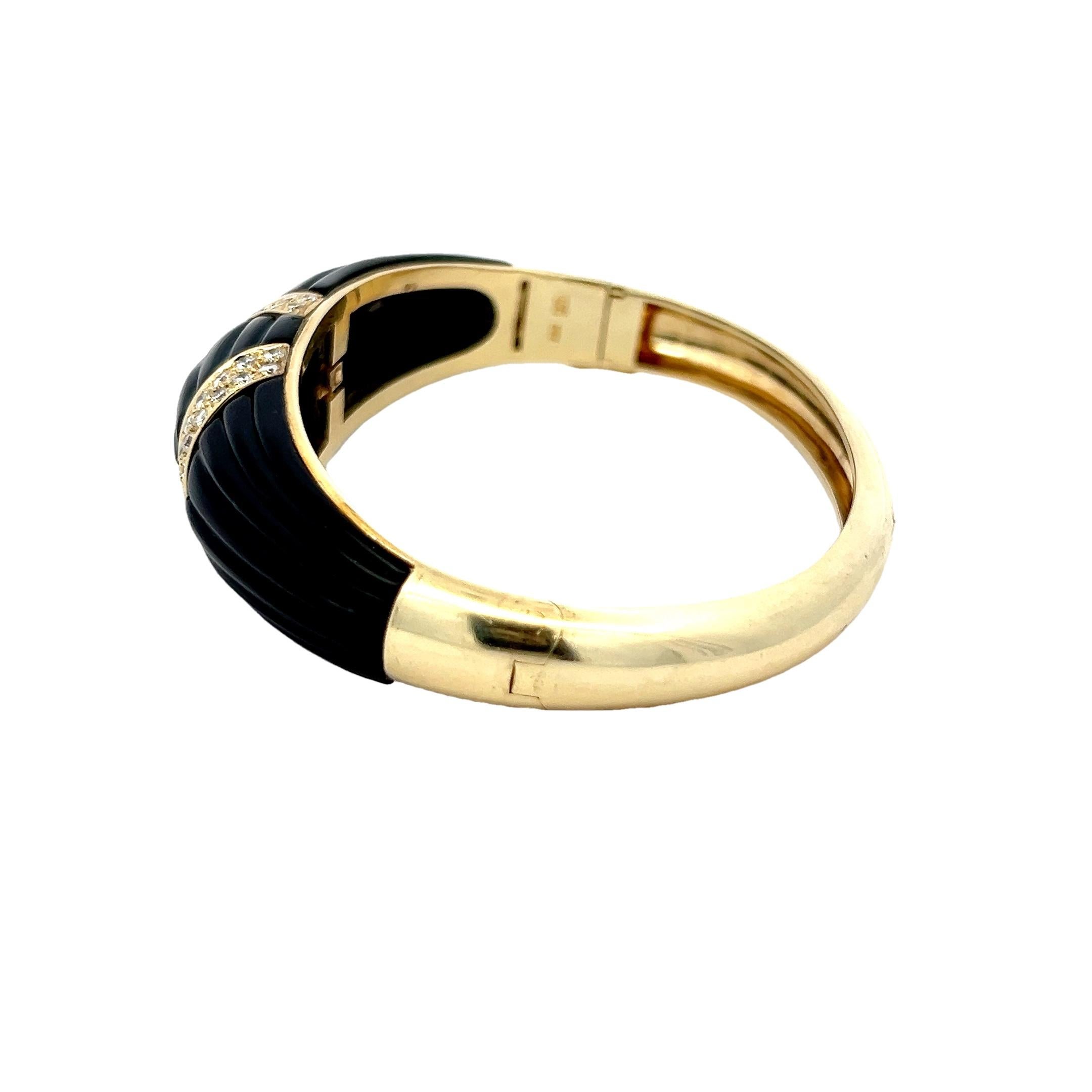 Vintage 14K Yellow Gold Carved Onyx & Diamond Inlay Bangle Bracelet, 1.50 Carat Retro en venta