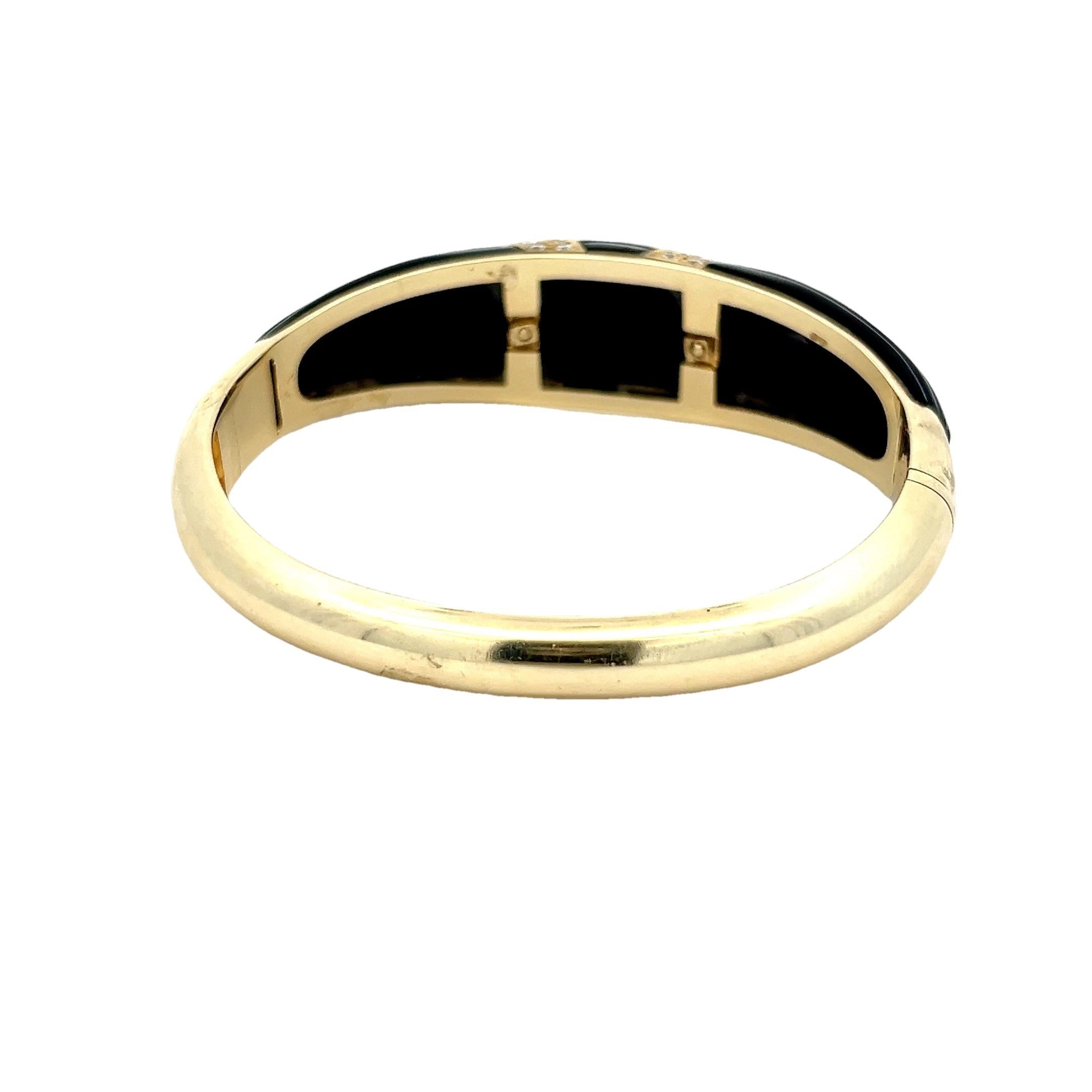 Vintage 14K Yellow Gold Carved Onyx & Diamond Inlay Bangle Bracelet, 1.50 Carat Corte redondo en venta