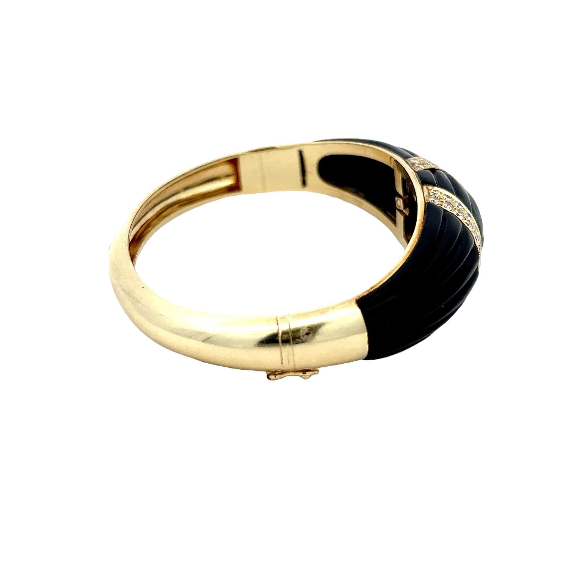 Vintage 14K Yellow Gold Carved Onyx & Diamond Inlay Bangle Bracelet, 1.50 Carat en Excelente estado para la venta en Miami, FL
