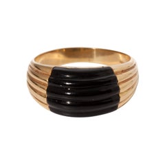 Vintage 14K Yellow Gold Carved Onyx Ring