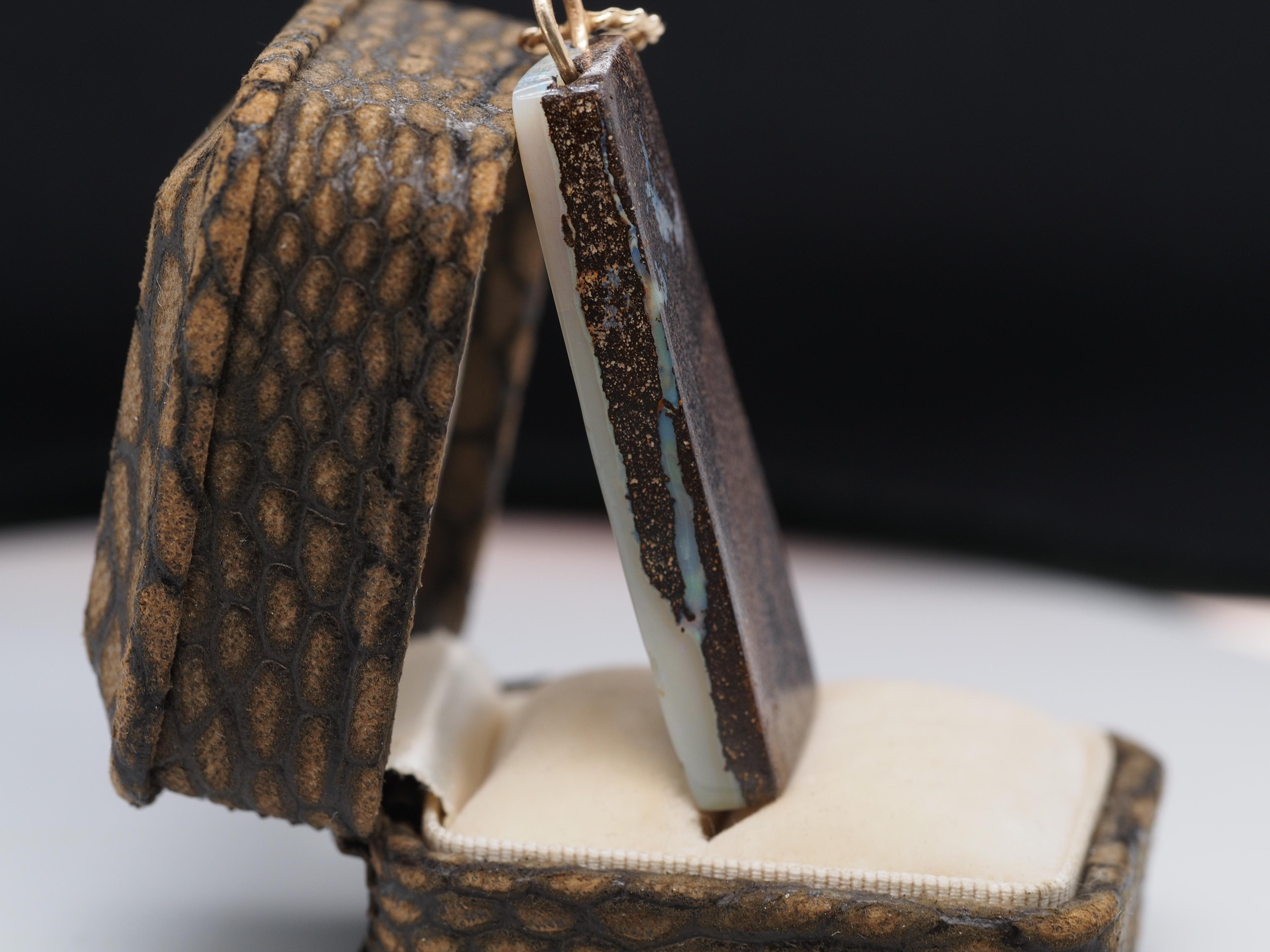 Vieux pendentif moine en or jaune 14K avec opale sculptée en vente 2