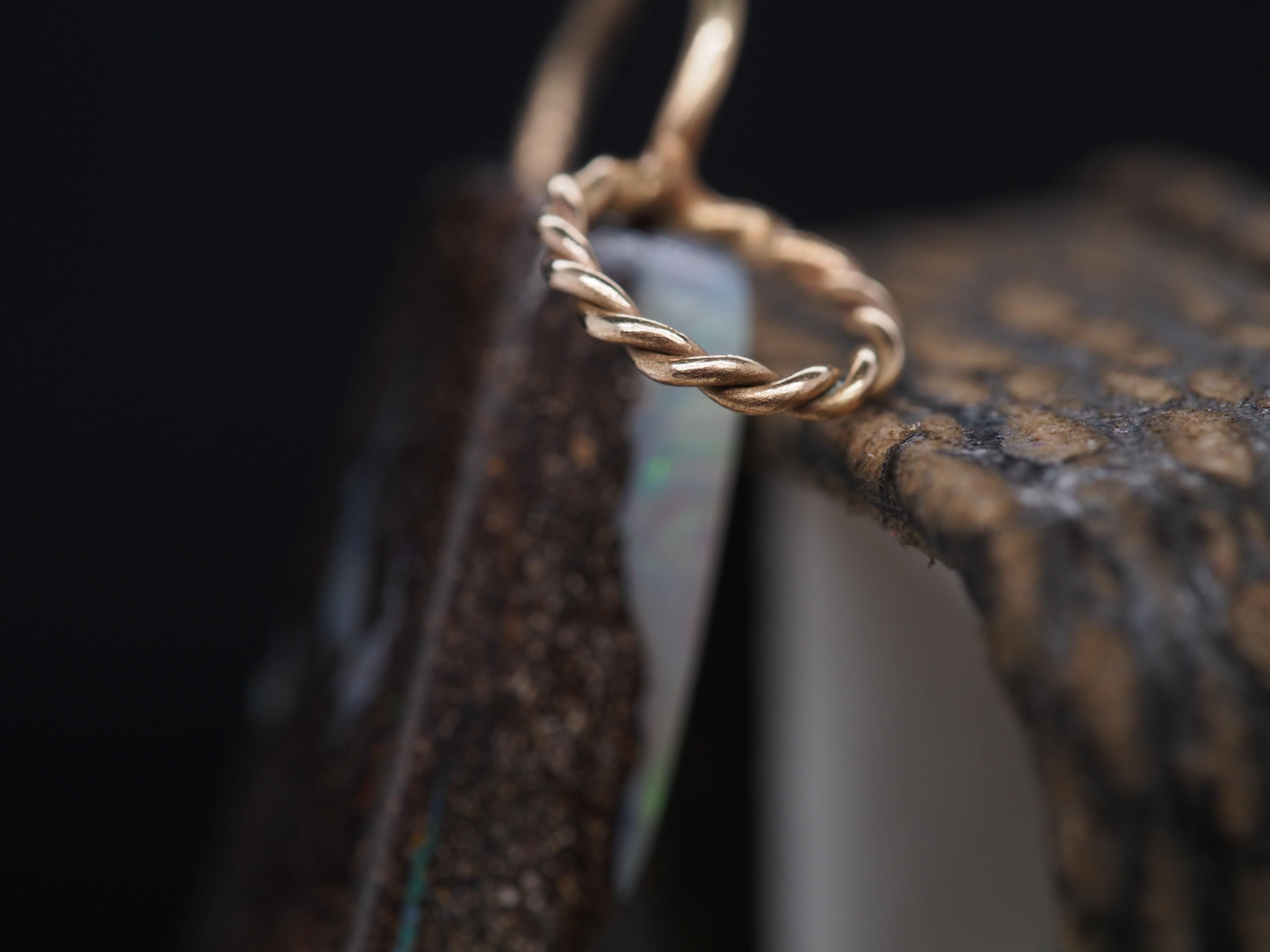 Vieux pendentif moine en or jaune 14K avec opale sculptée en vente 3