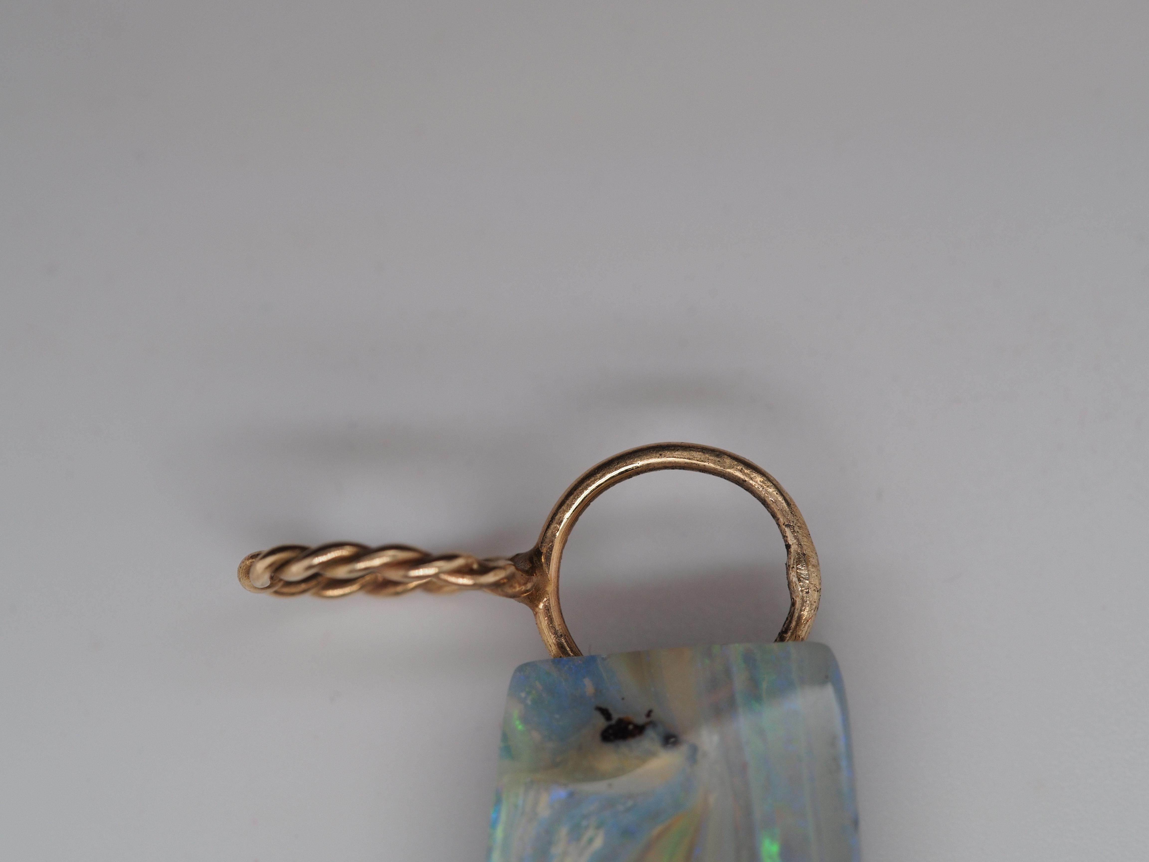 Vieux pendentif moine en or jaune 14K avec opale sculptée en vente 4