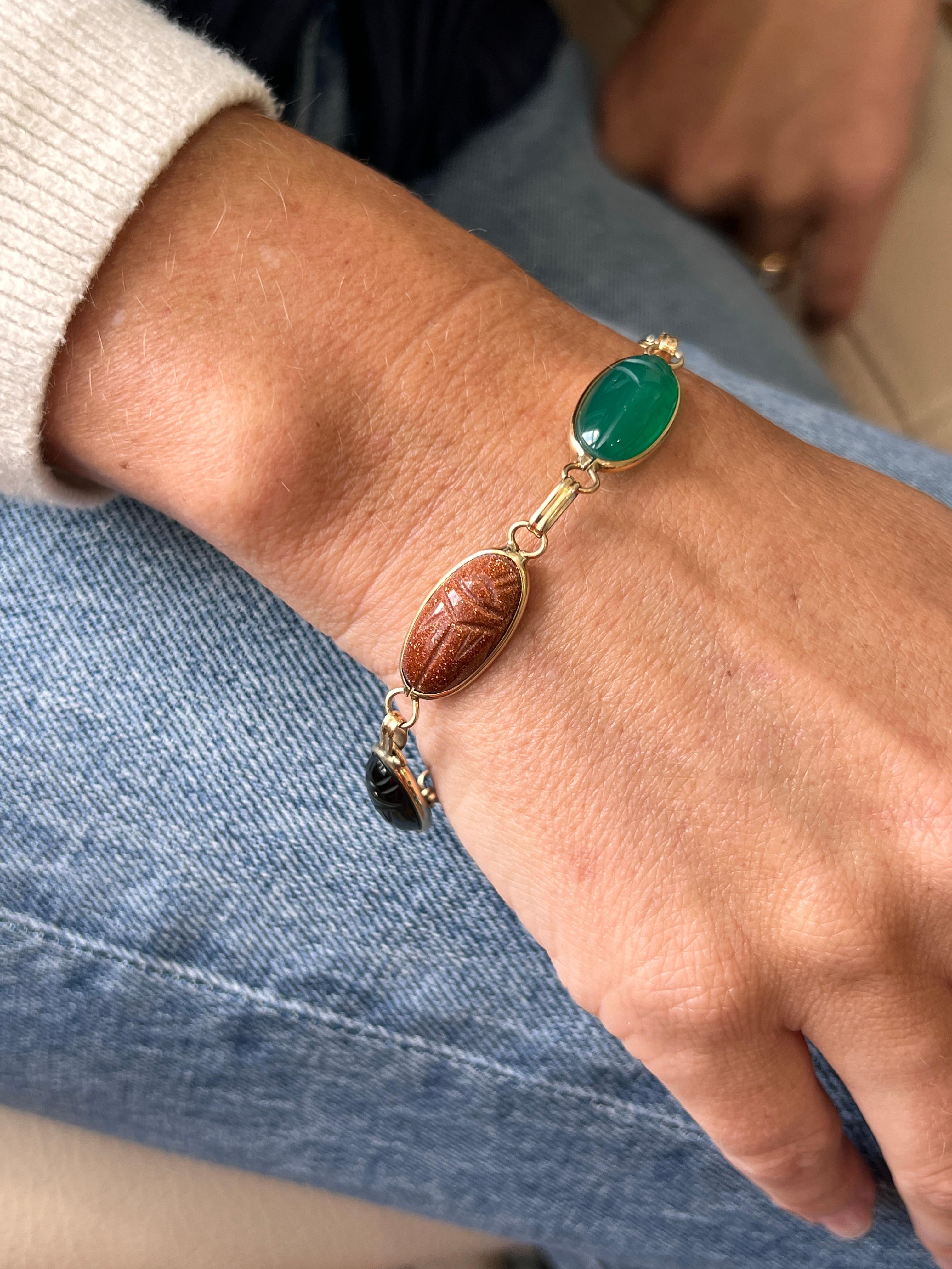 Taille ovale Vintage 14k Yellow Gold Carved Scarab Multi-Gemstone Bracelet 1970s en vente