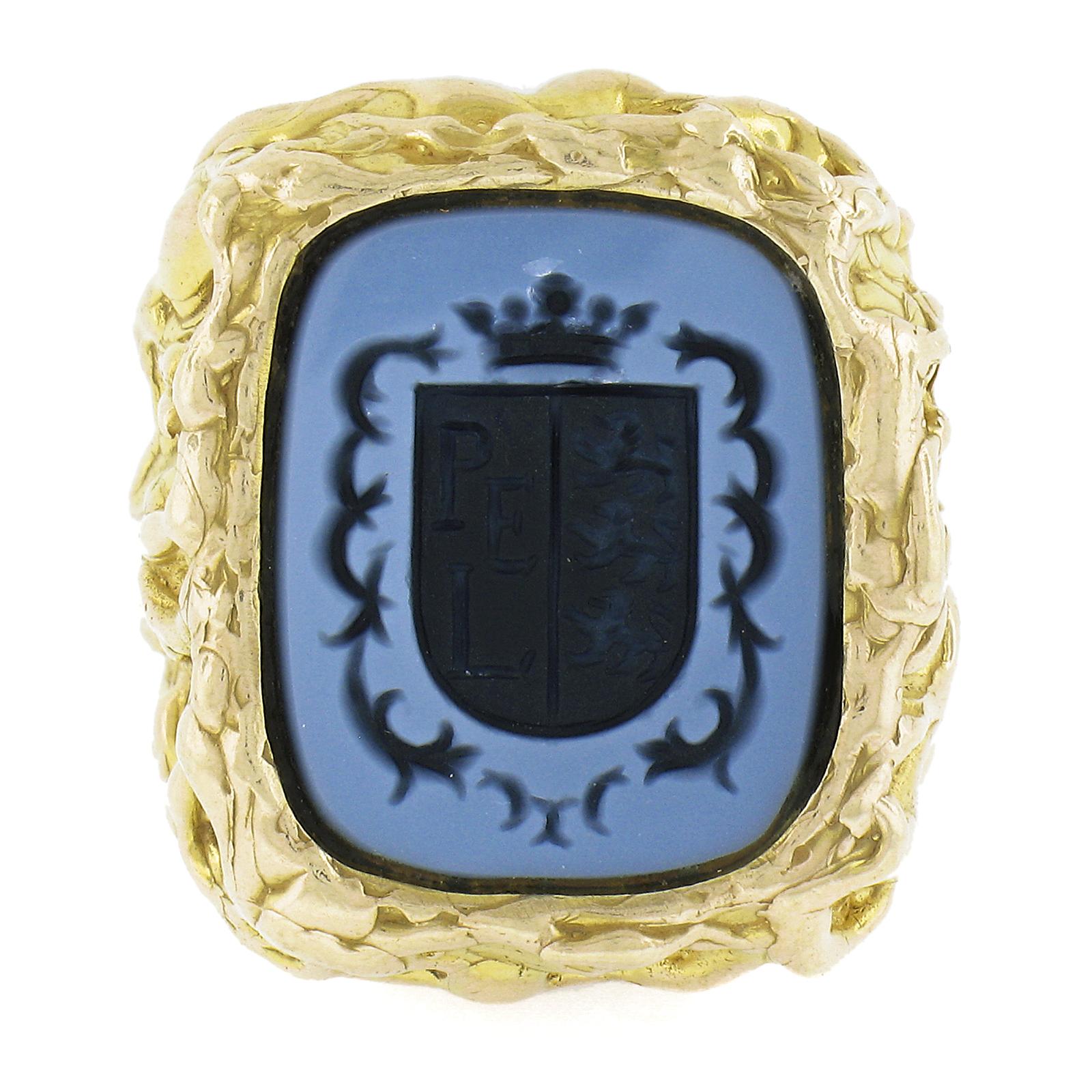 -A. Stone
(1) Pietra dura - forma a cuscino intagliata - castone - base nera con incisione blu - 15,1x12,5 (circa)

Materiale: Oro giallo massiccio 14k
Peso: 18,71 grammi
Misura dell'anello: 3.0 ( adattato al dito, NON possiamo misurare questo