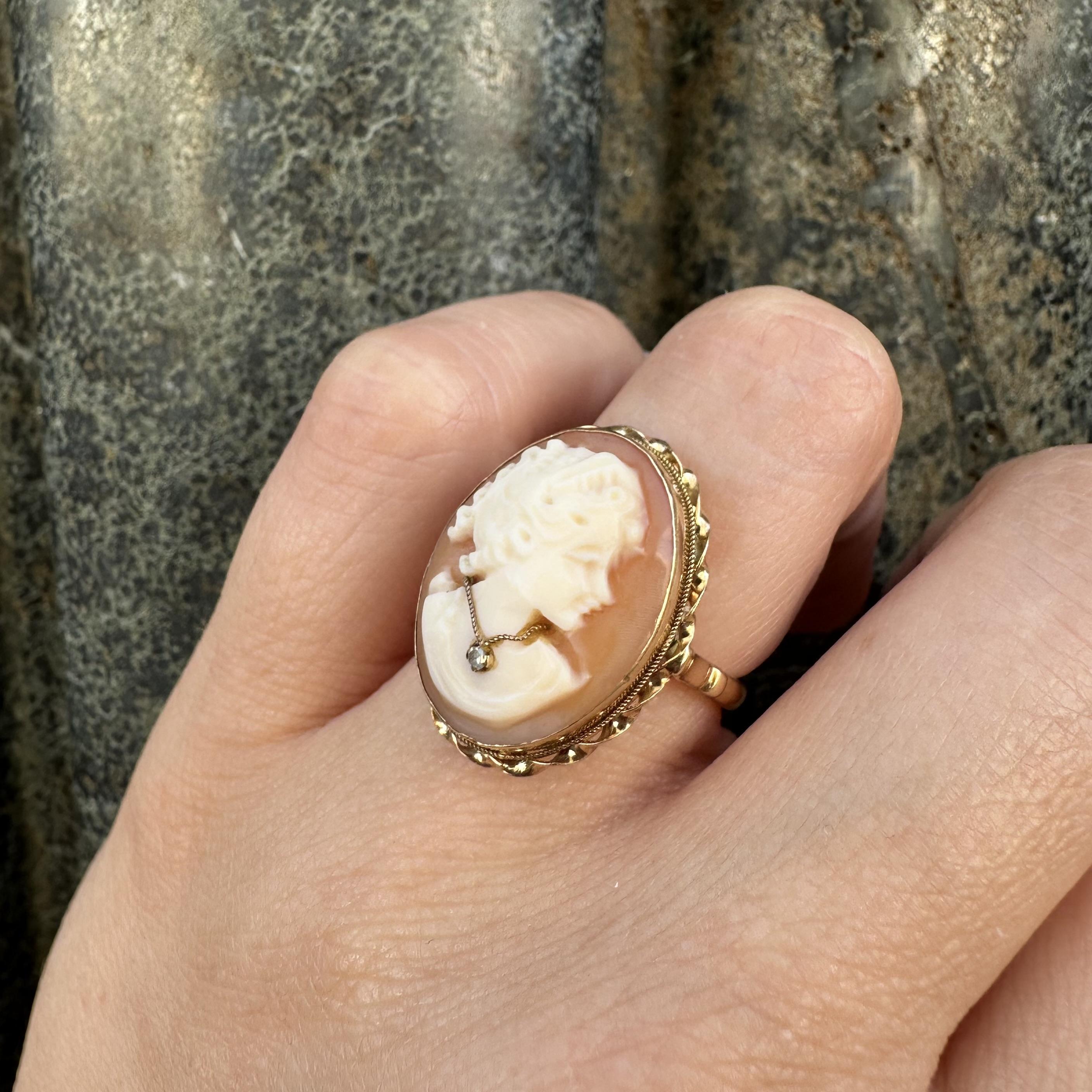 Vintage 14k Yellow Gold Shell Cameo Lady Portrait Twisted Wire Frame Ring en vente 9