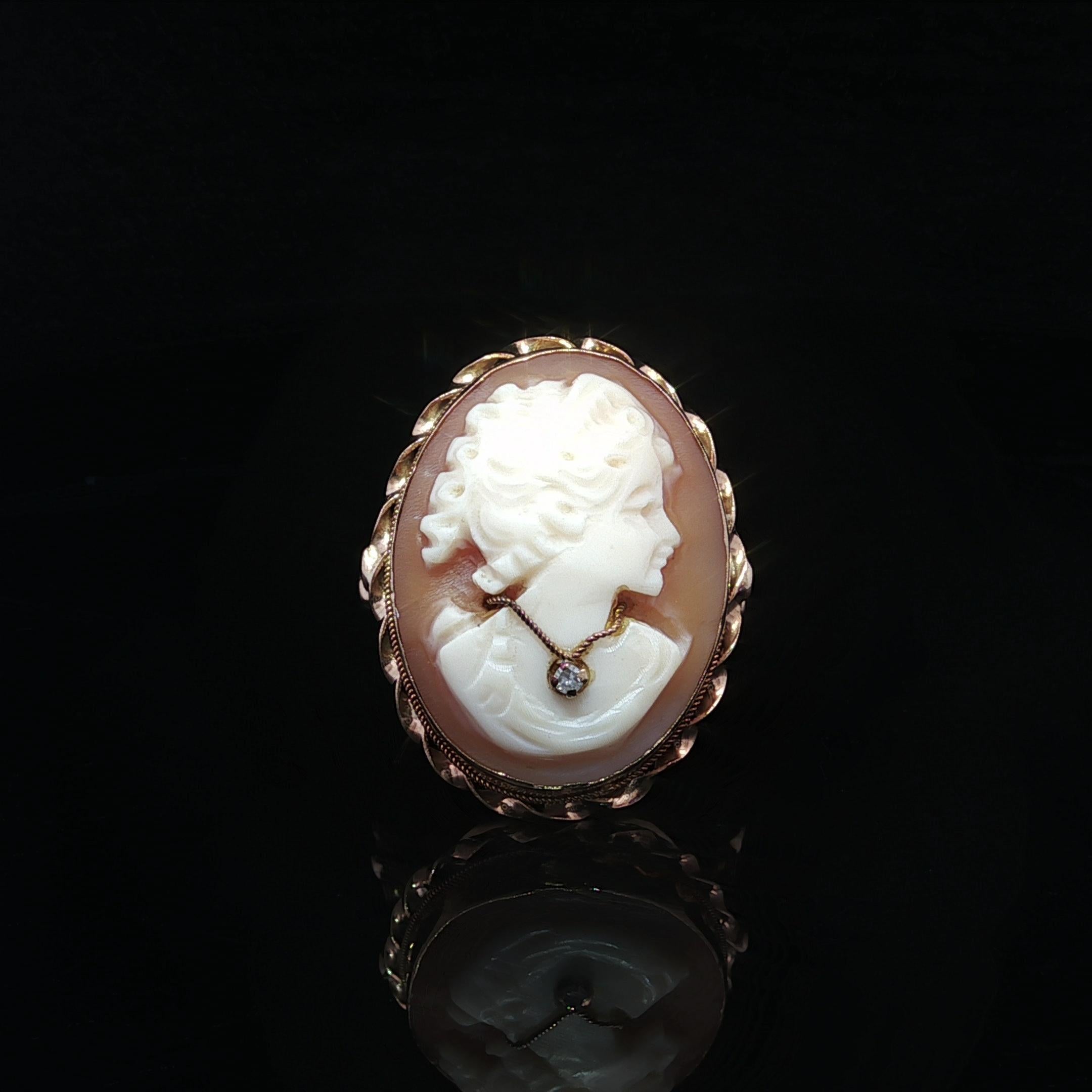 -Pierre(s) : -
(1) Coquillage véritable naturel - sculpté sur mesure - couleur de base pêche avec sculpture blanche - 19,8x15mm (approx.)
(1) Diamant naturel véritable - taille unique - serti clos - diamant blanc - 0,03ct (approx.) - au niveau du