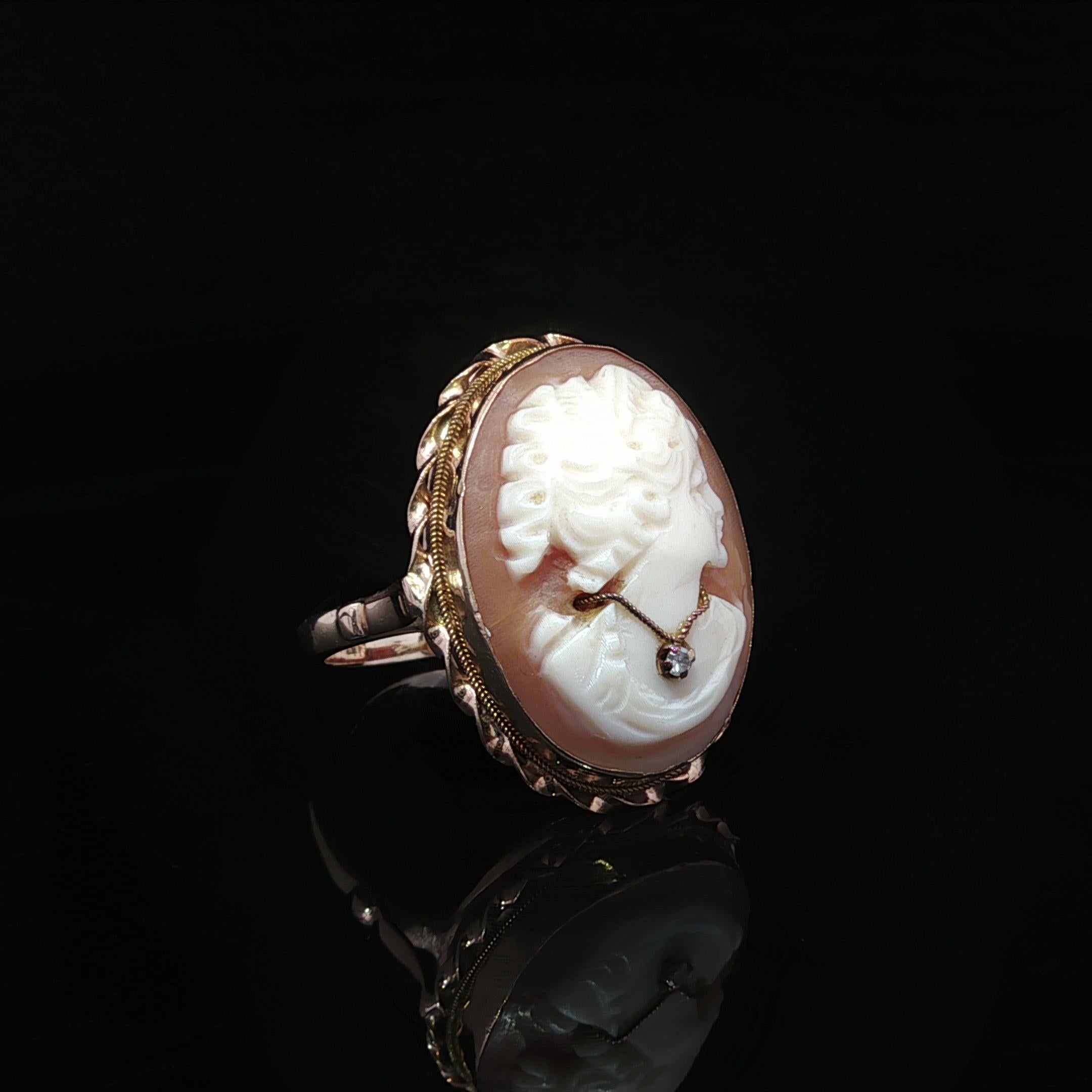 Taille simple Vintage 14k Yellow Gold Shell Cameo Lady Portrait Twisted Wire Frame Ring en vente