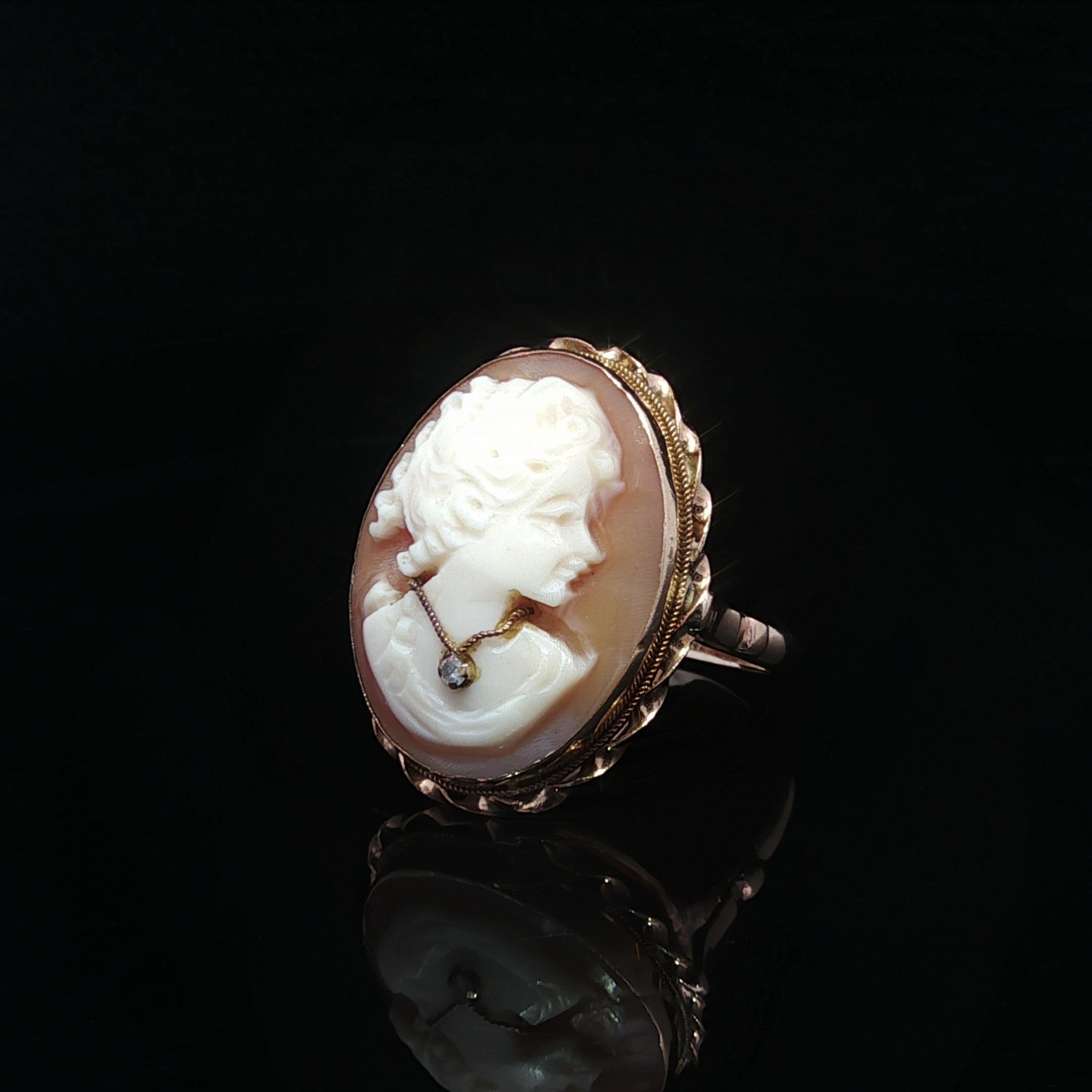 Vintage 14k Yellow Gold Shell Cameo Lady Portrait Twisted Wire Frame Ring Bon état - En vente à Montclair, NJ