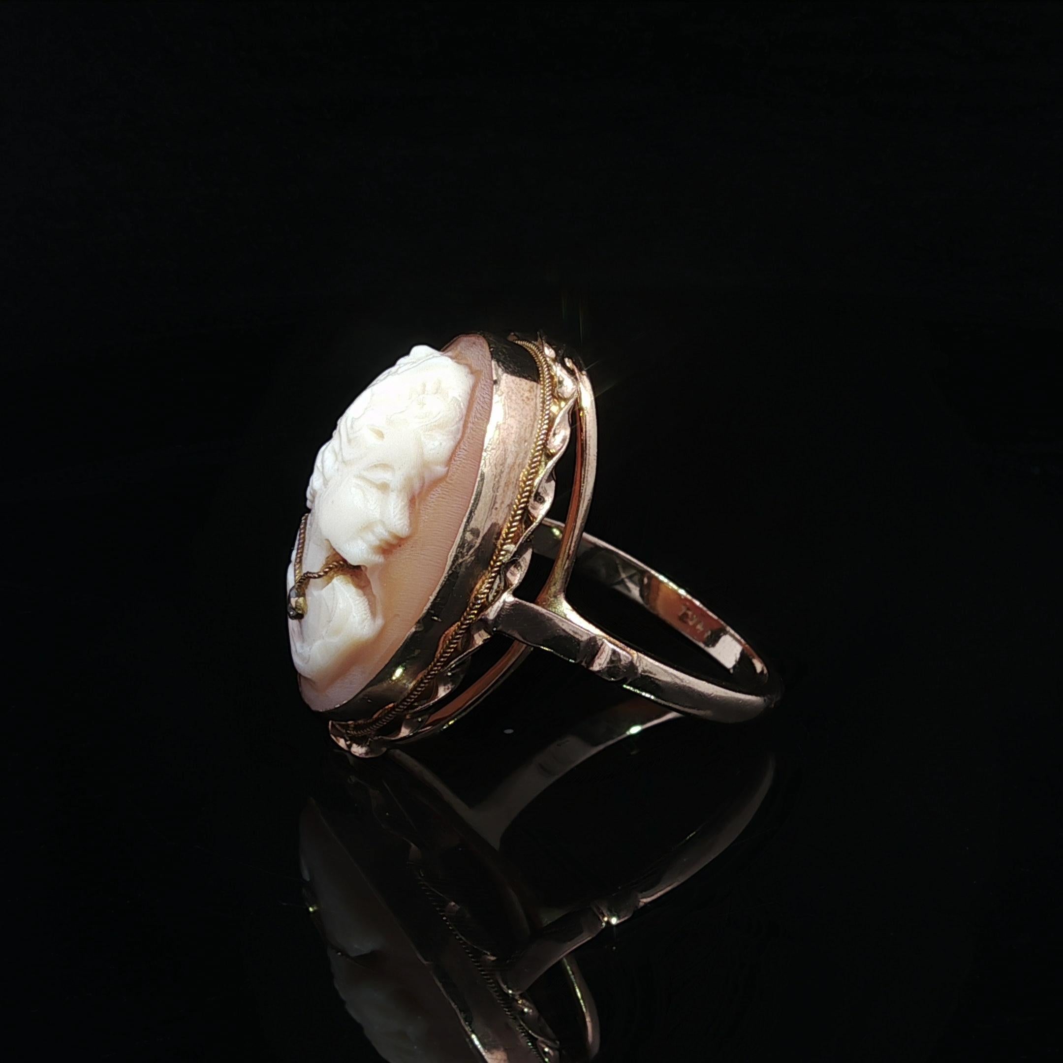 Vintage 14k Yellow Gold Shell Cameo Lady Portrait Twisted Wire Frame Ring Pour femmes en vente