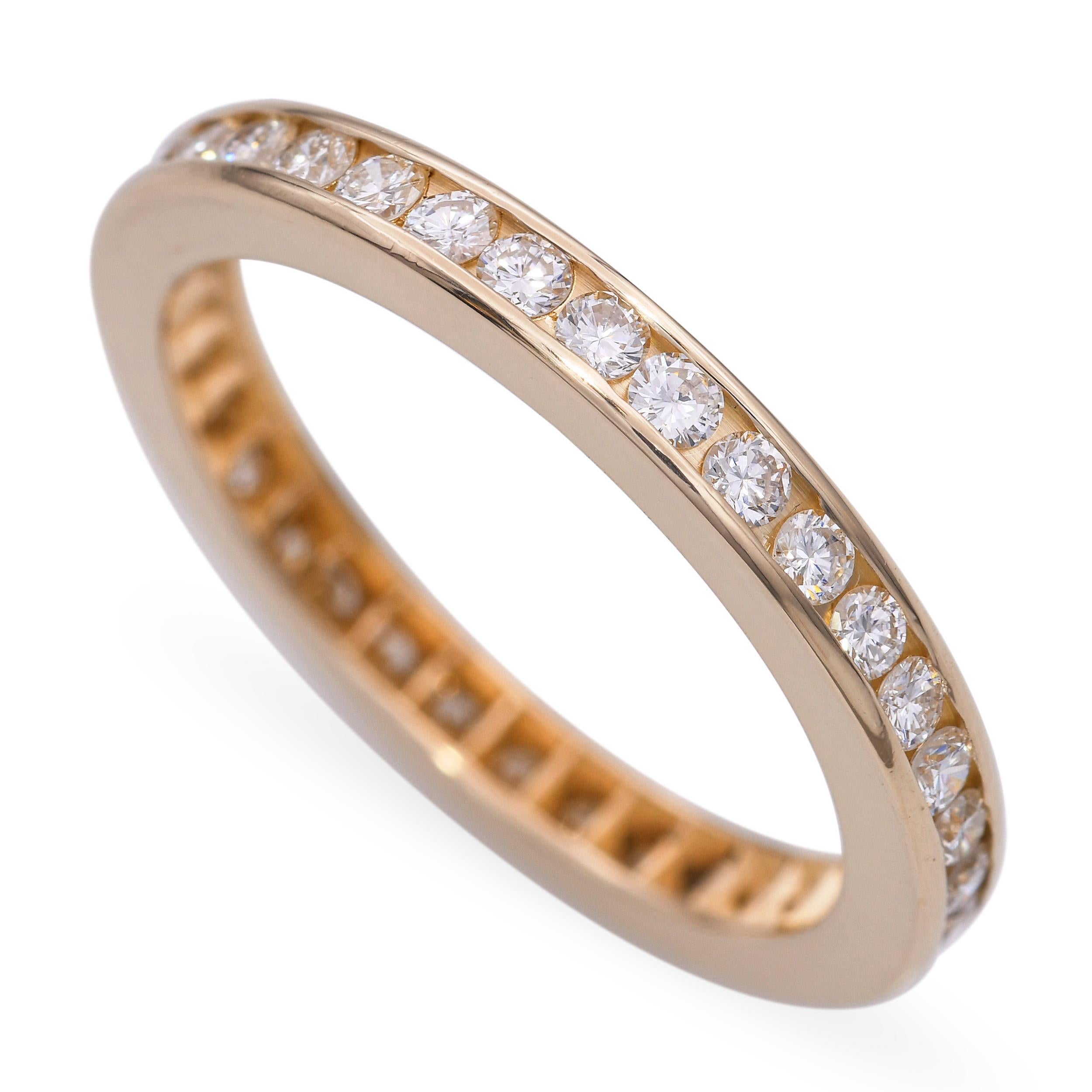 Este anillo de banda vintage está elaborado en cálido oro amarillo de 14k y presenta un diseño elegante y minimalista. Engastados en un seguro engaste de canal, 0,54 quilates totales de diamantes redondos brillantes están perfectamente alineados en